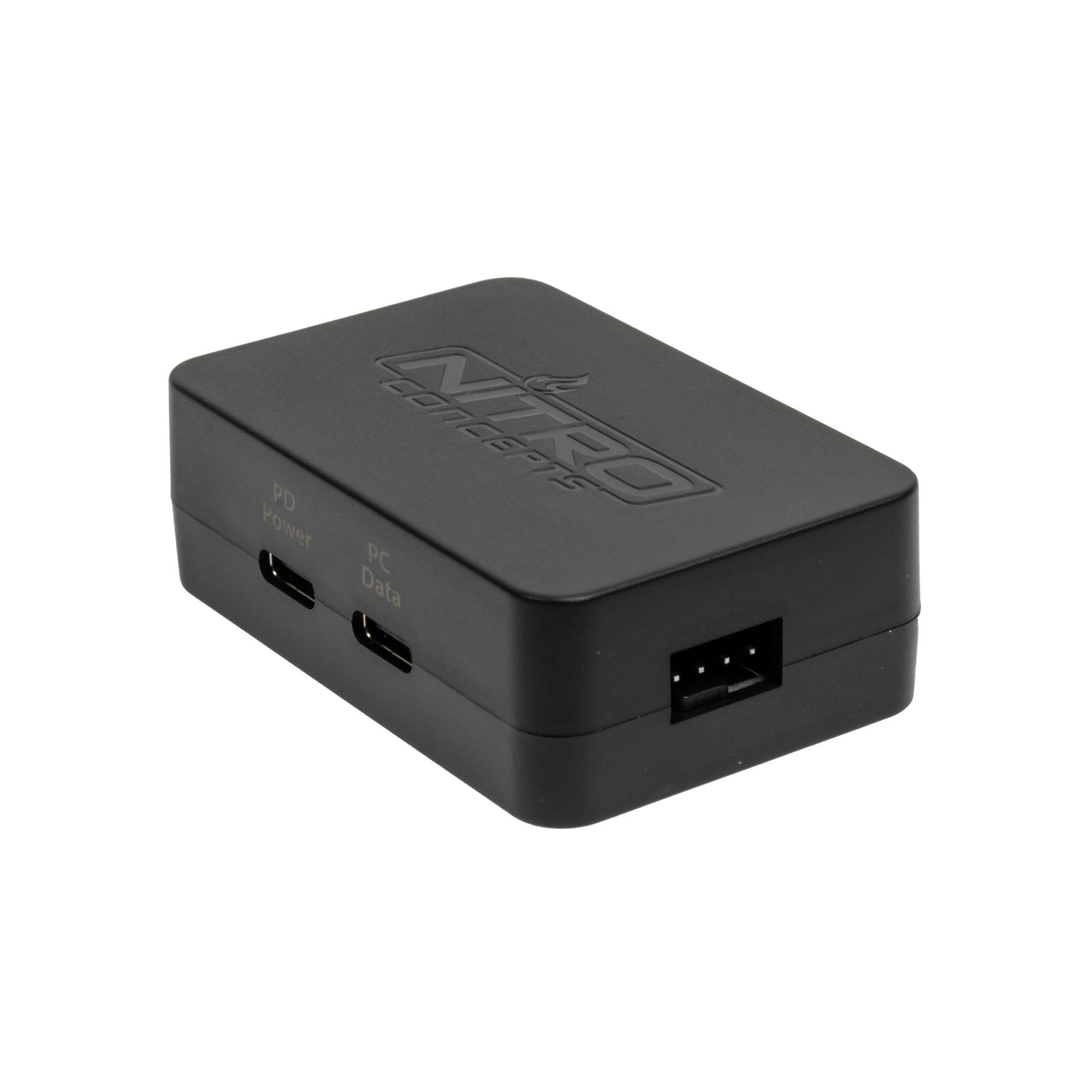Schwarzes Nitro Concepts-Gerät mit Anschlüssen und Logo oben. 'PD Power' und 'PC Data' sind beschriftet.