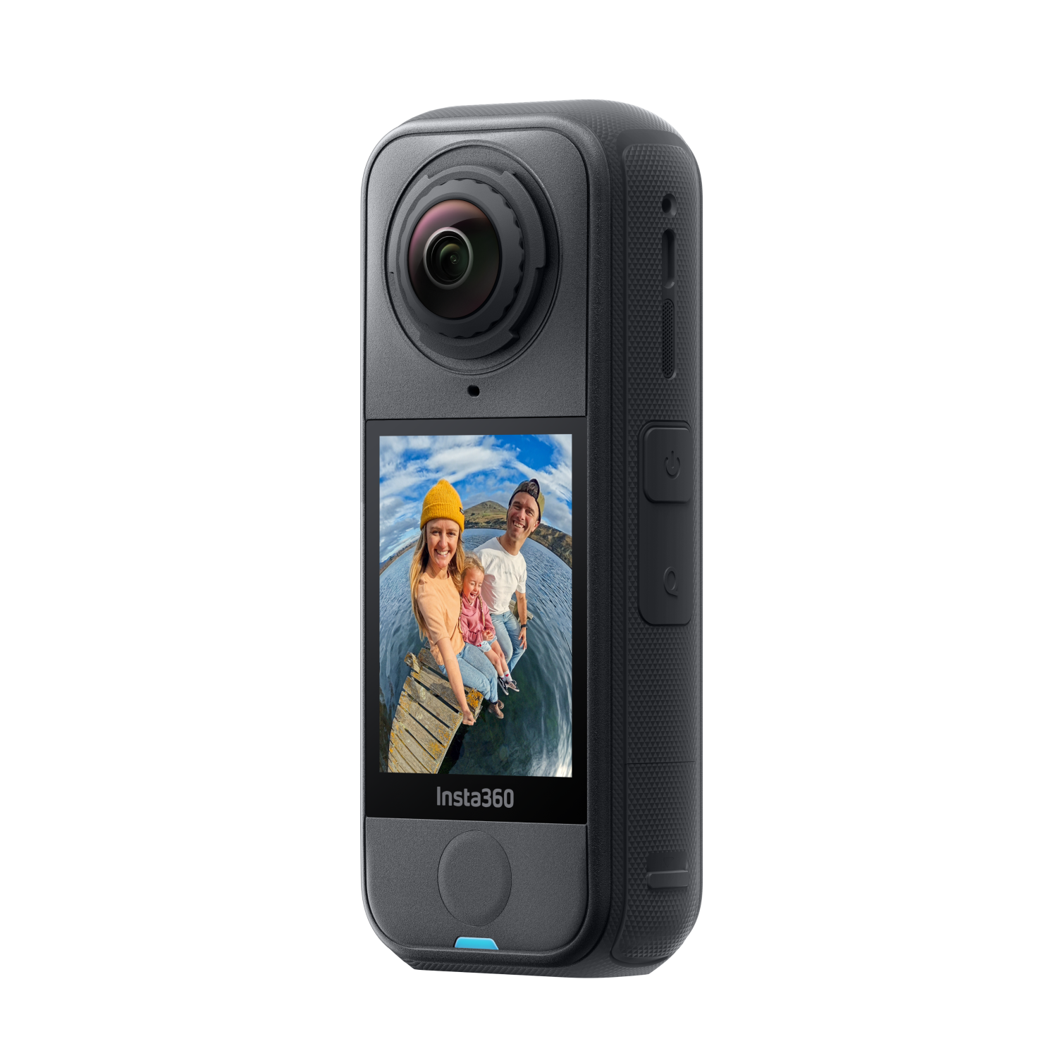 Schwarze Insta360-Kamera. Der Bildschirm zeigt eine Familie auf einem Steg. Die Kamera hat eine Linse und Knöpfe. Der Hintergrund ist weiß.