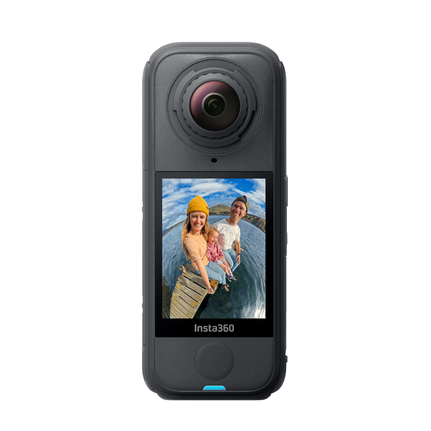 Eine schwarze Insta360-Kamera zeigt eine Familie auf einem Steg. Die Familie umfasst eine Frau, einen Mann und ein Kind, mit Wasser und einem bewölkten Himmel.