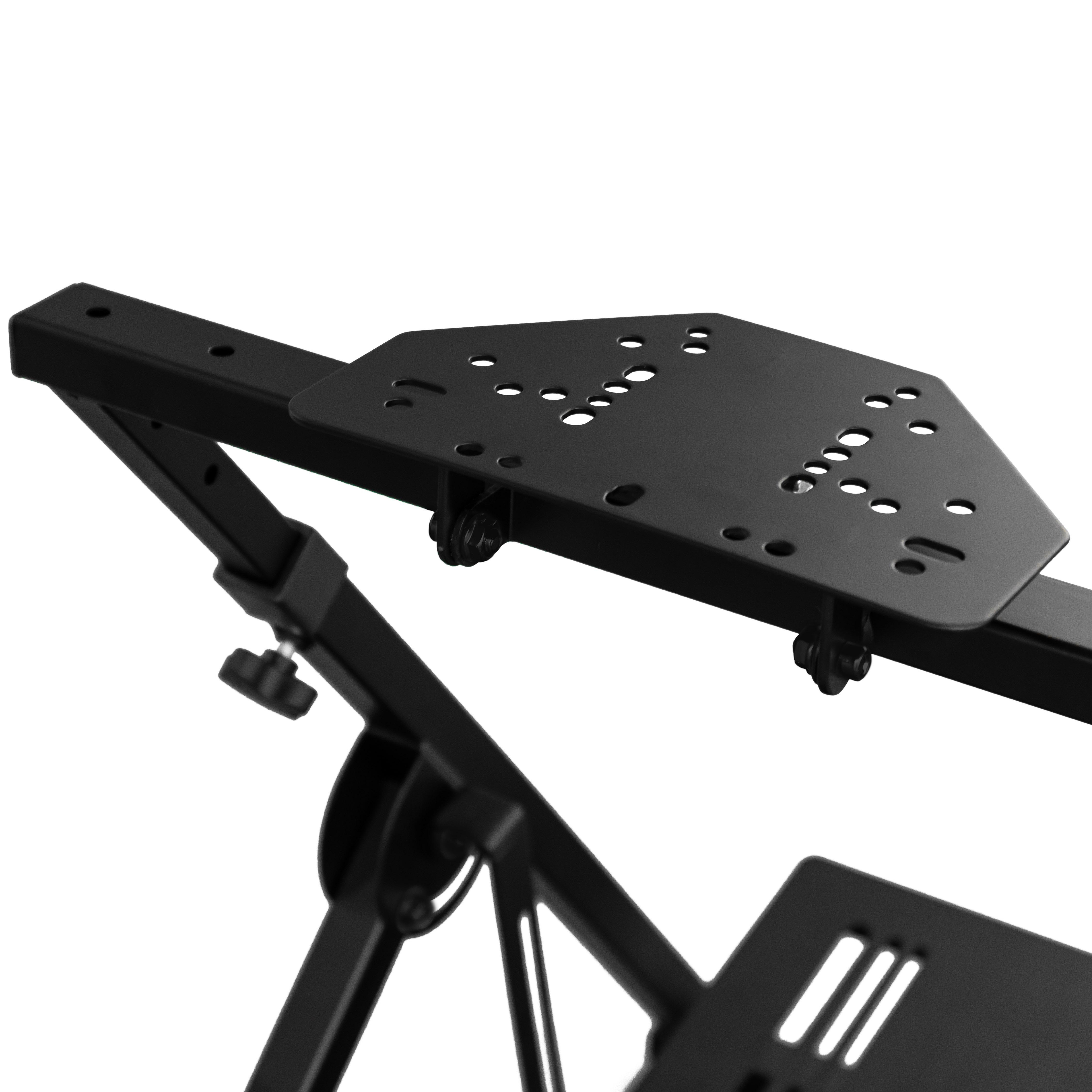 Schwarzer Metall-Gaming-Cockpit-Rahmen. Mit Sitzplattform mit Löchern und Pedalplattform mit drei Schlitzen.