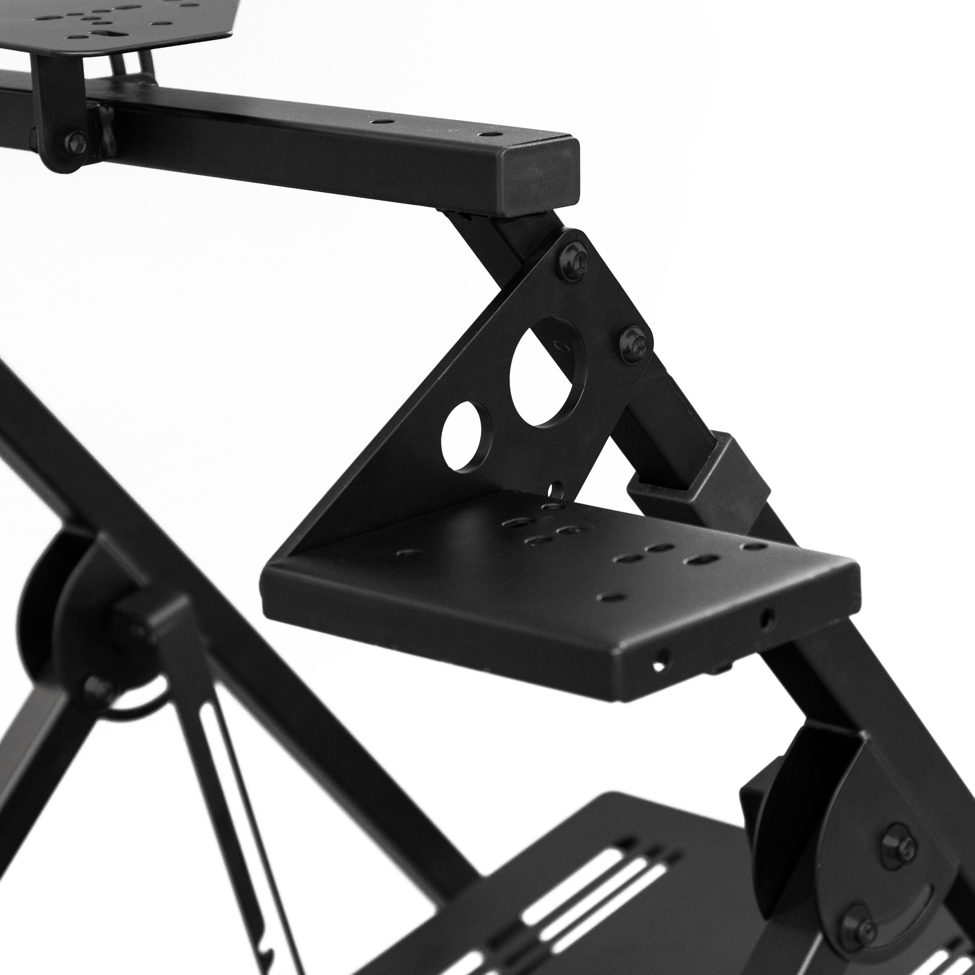 Nahaufnahme eines schwarzen Metall-Gaming-Cockpit-Rahmens. Verfügt über mehrere Plattformen und verstellbare Gelenke. Weißer Hintergrund.