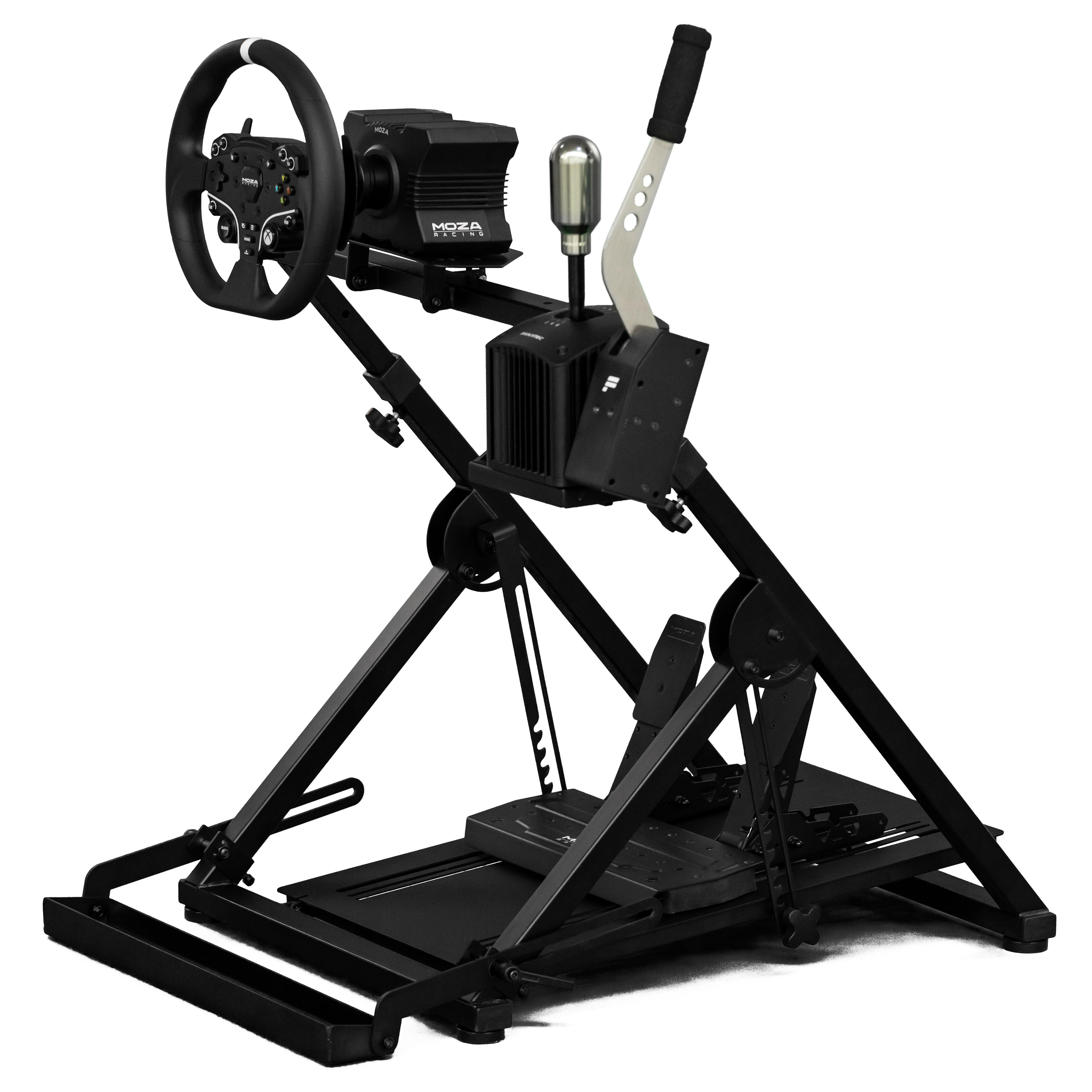Schwarzes Rennsimulator-Setup auf weißem Hintergrund. Es umfasst Lenkrad, Pedale, Schalthebel und einen Ständer.