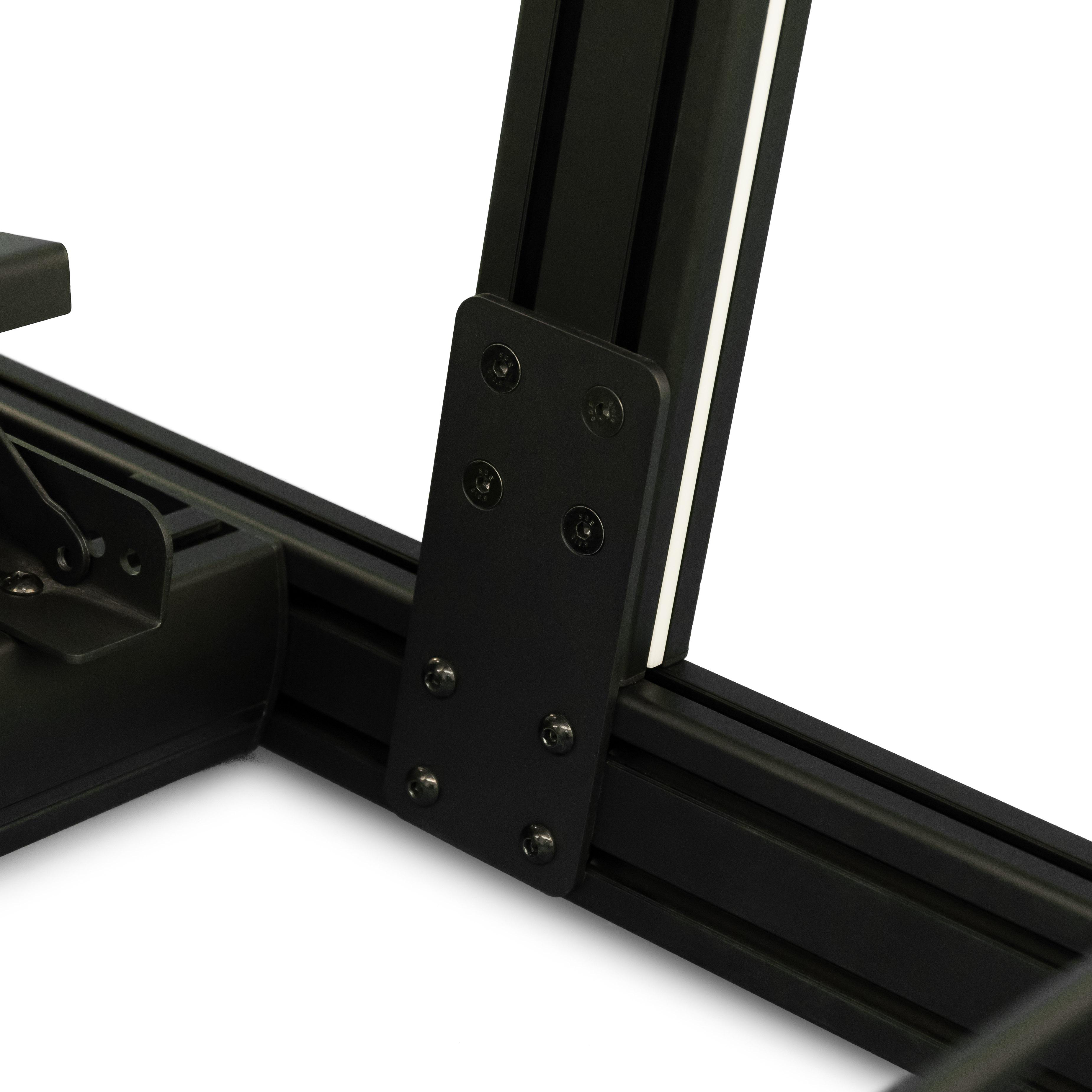 Nahaufnahme von schwarzen Metallrahmenelementen, die mit Schrauben verbunden sind. Weißer Hintergrund. Teile für Rennsimulator.