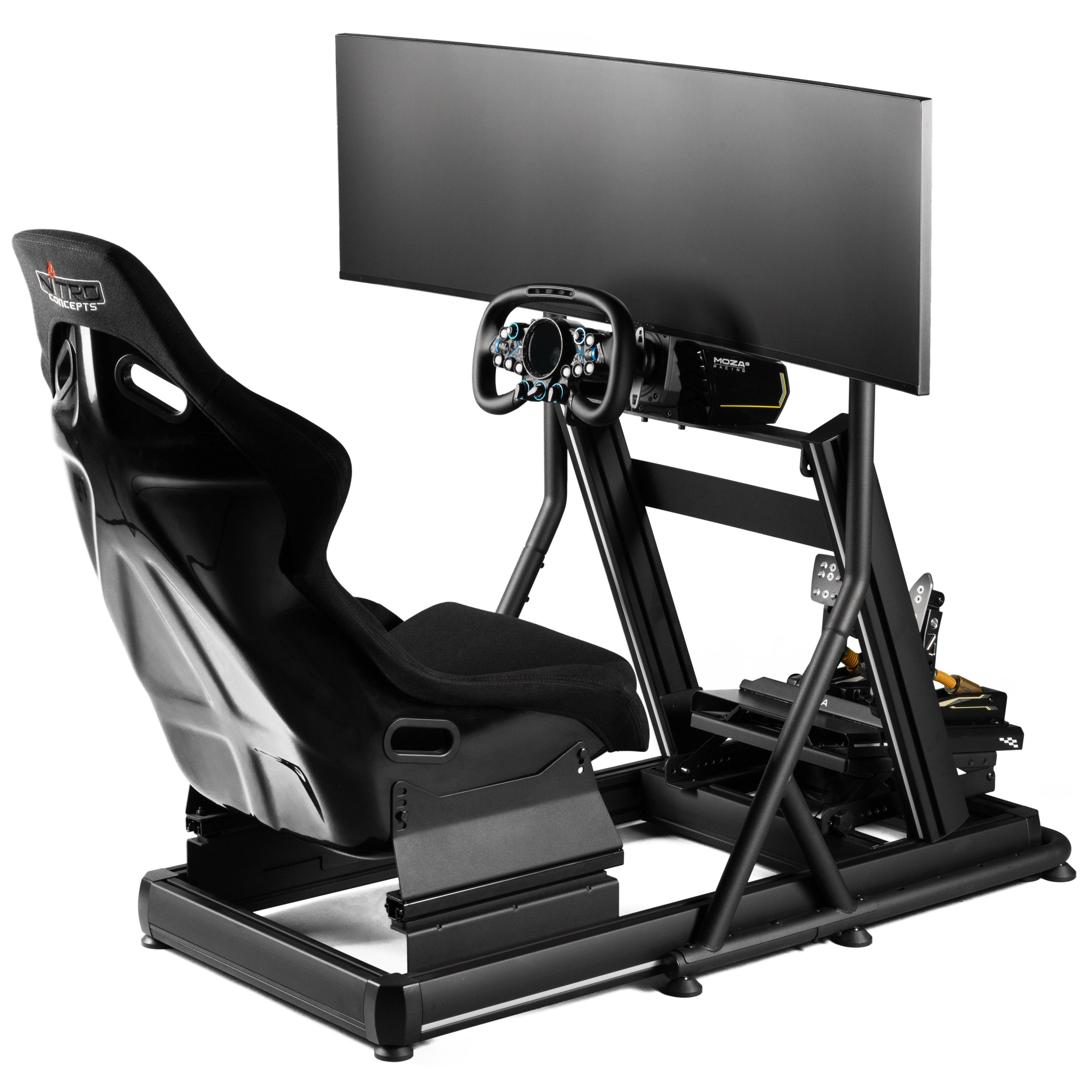 Rennsimulator-Setup mit schwarzem Rennsitz, Lenkrad, Pedalen und großem Monitor.