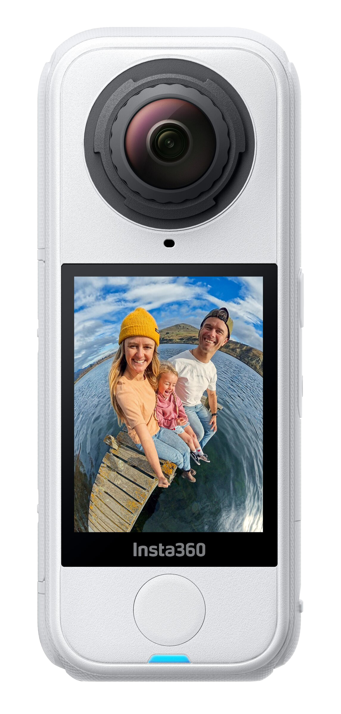 Weiße Insta360-Kamera, die eine Familie auf einem Steg zeigt. Die Familie lächelt. Berge und Wasser im Hintergrund.