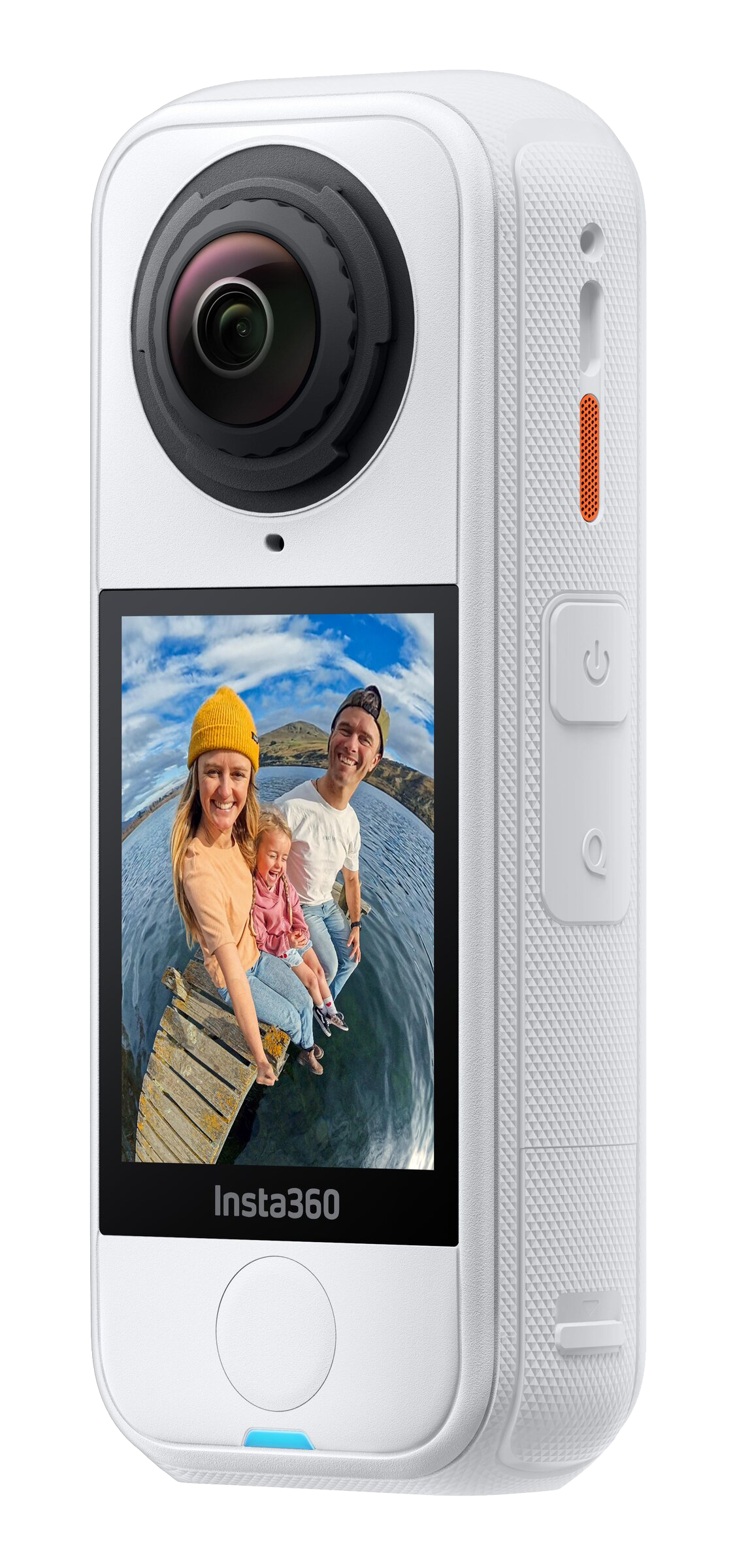 Weiße Insta360-Kamera mit eingebautem Bildschirm, der eine Familie auf einem Steg zeigt. Kamera hat Objektiv, Knöpfe und Bildschirm.