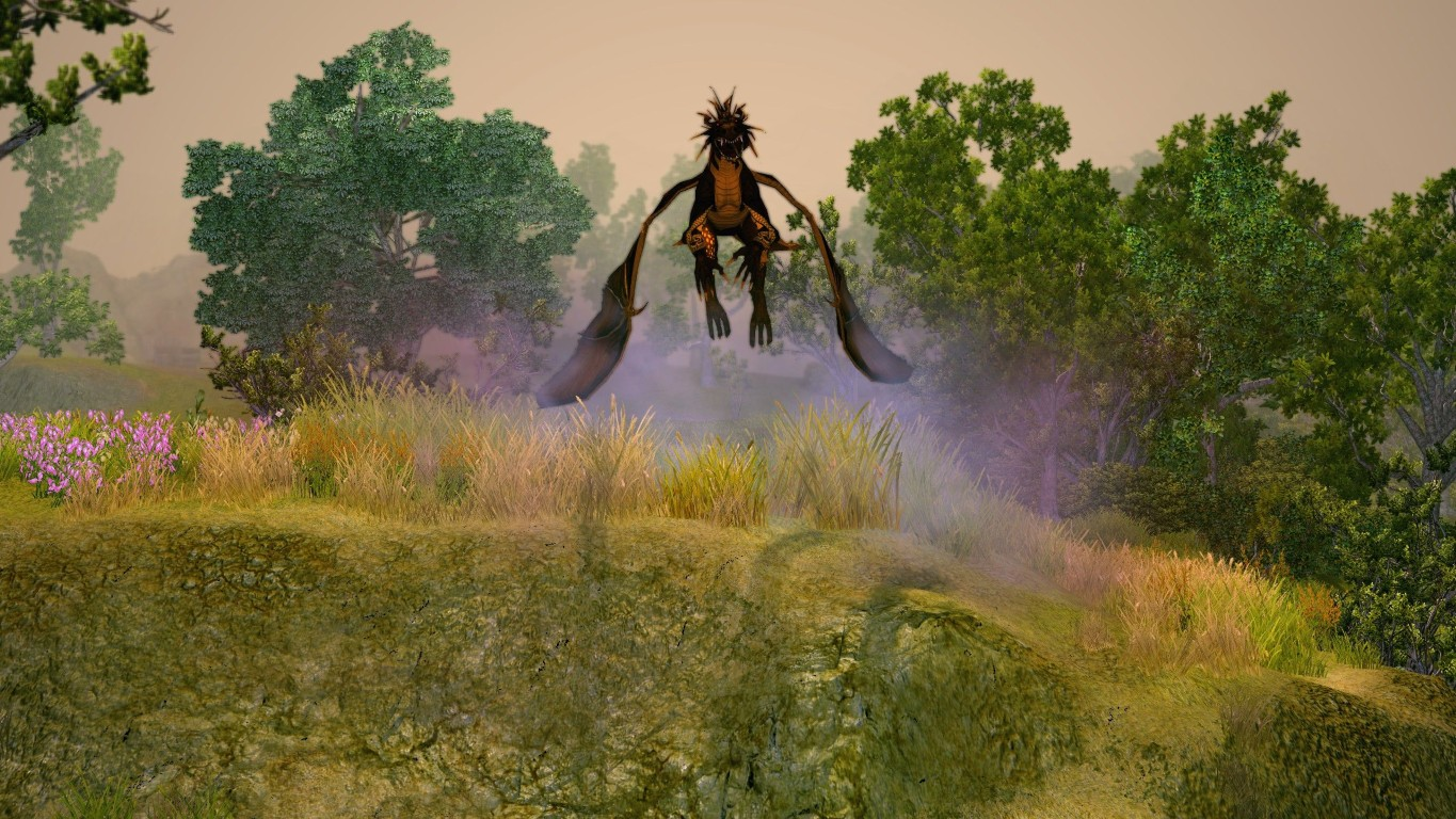 Smok z rozłożonymi skrzydłami leci nad krajobrazem z drzewami, trawą i mgłą. Smok jest brązowy i pomarańczowy.