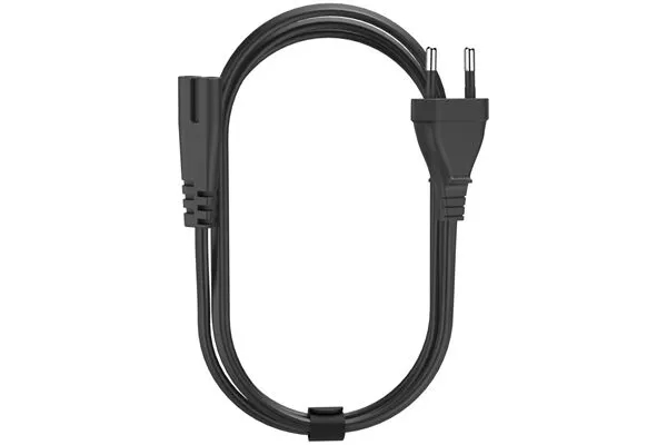 Un cable de alimentación negro con dos clavijas y un conector. Está en bucle y sujeto por un cierre negro.