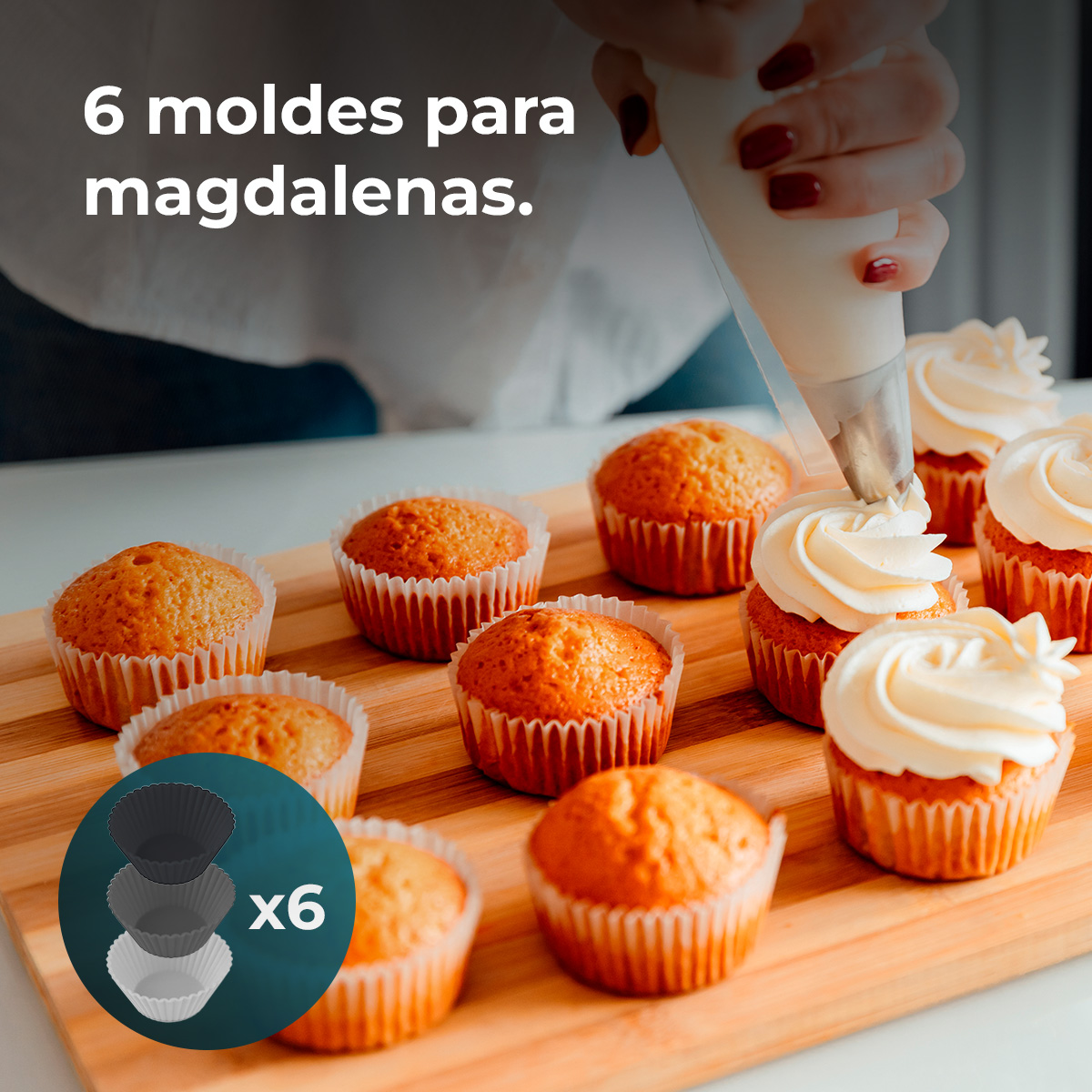 Una mano decora cupcakes con crema. Seis cupcakes están en una tabla de madera. Se muestran seis moldes en la parte inferior izquierda.
