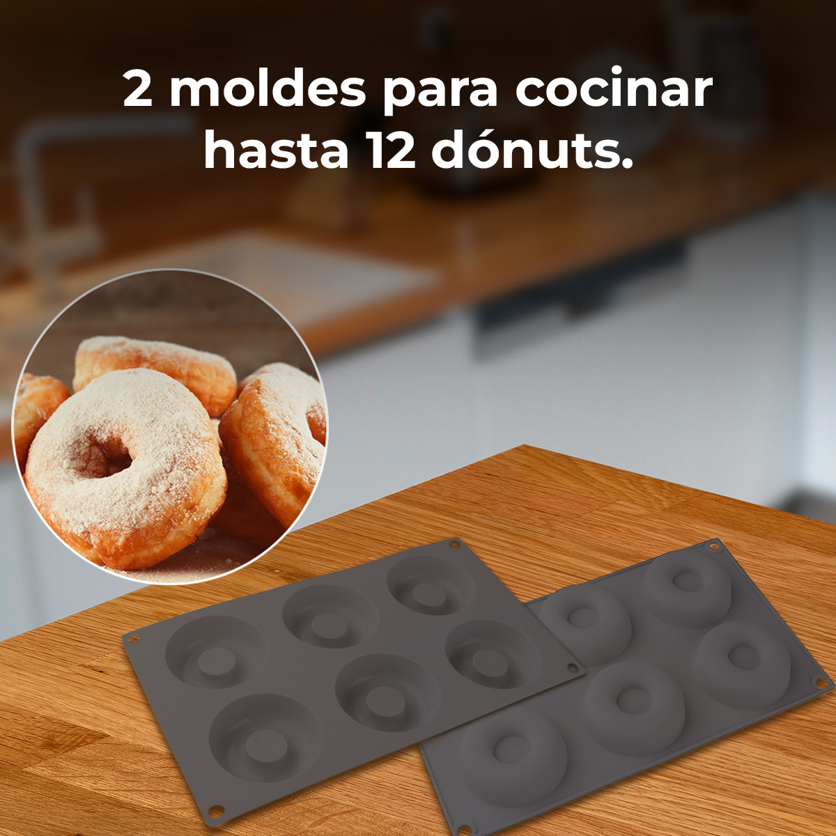 La imagen muestra dos moldes grises para donas sobre una superficie de madera, con un primer plano de donas espolvoreadas con azúcar en polvo.