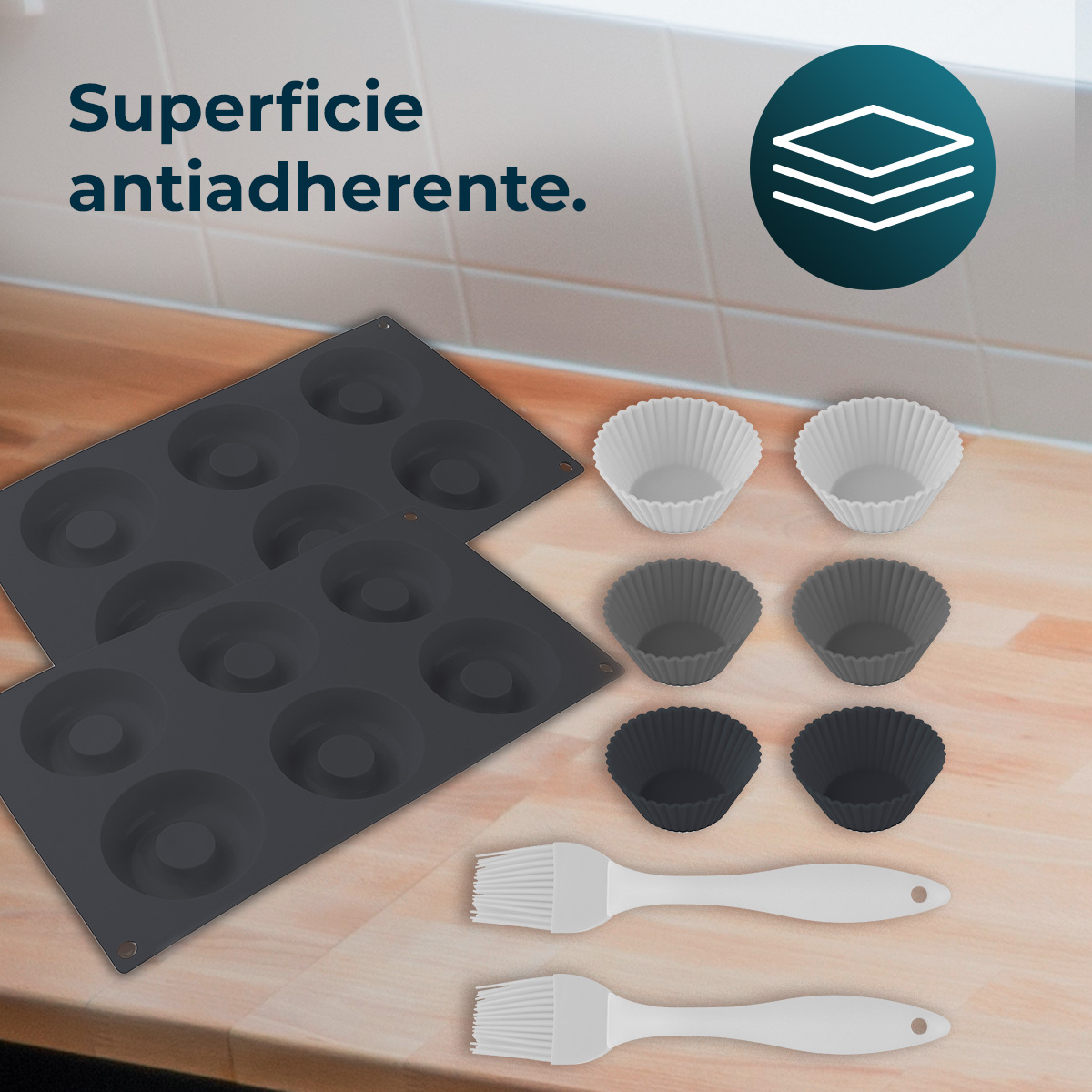 La imagen muestra utensilios para hornear: moldes para donas, tazas de silicona y brochas. La superficie es antiadherente. Colores: gris, blanco y negro.