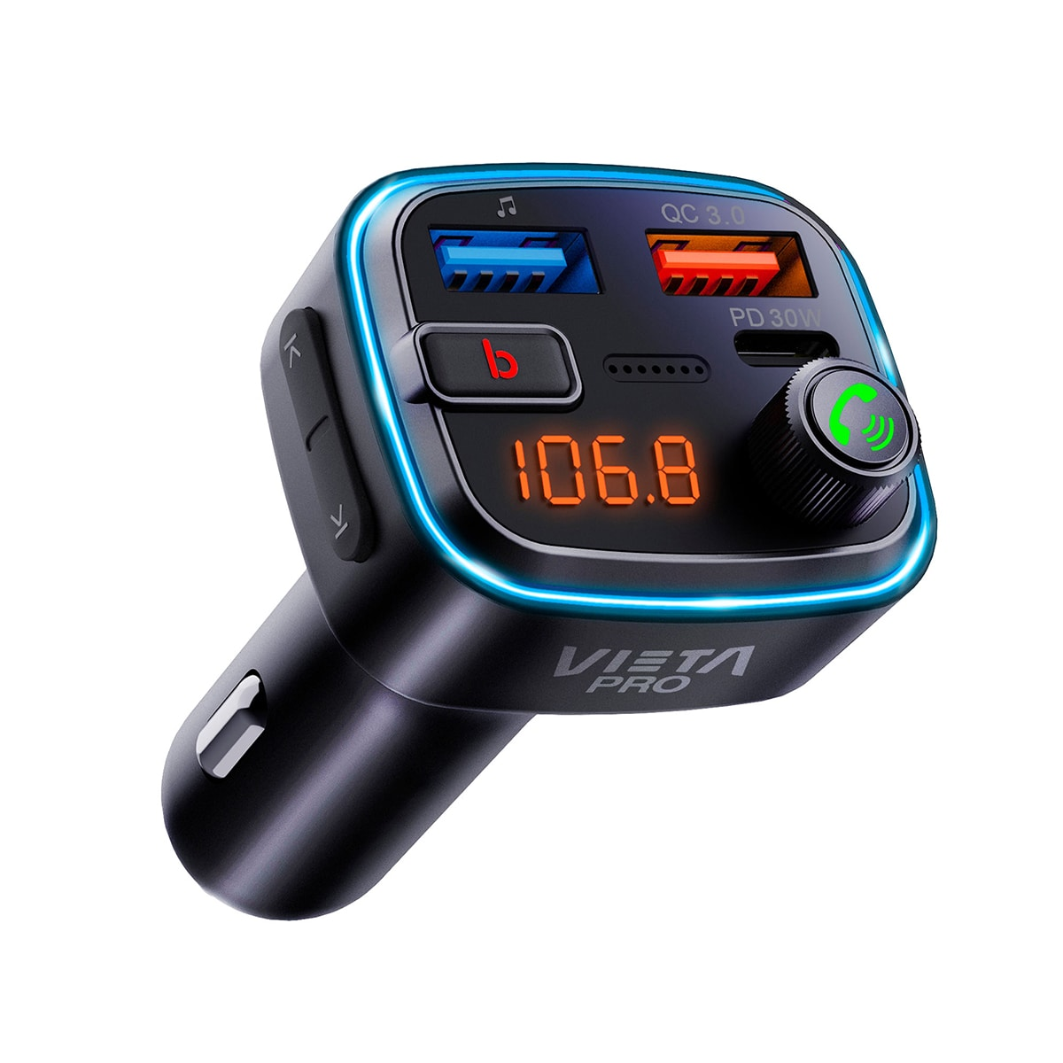 Cargador de coche negro con pantalla digital que muestra 106.8. Tiene puertos USB y botones. Hay un contorno azul brillante.