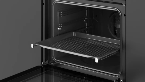 Horno abierto con bandeja extendida. Interior negro. Puerta ligeramente abierta. La bandeja es metálica y tiene rejilla.