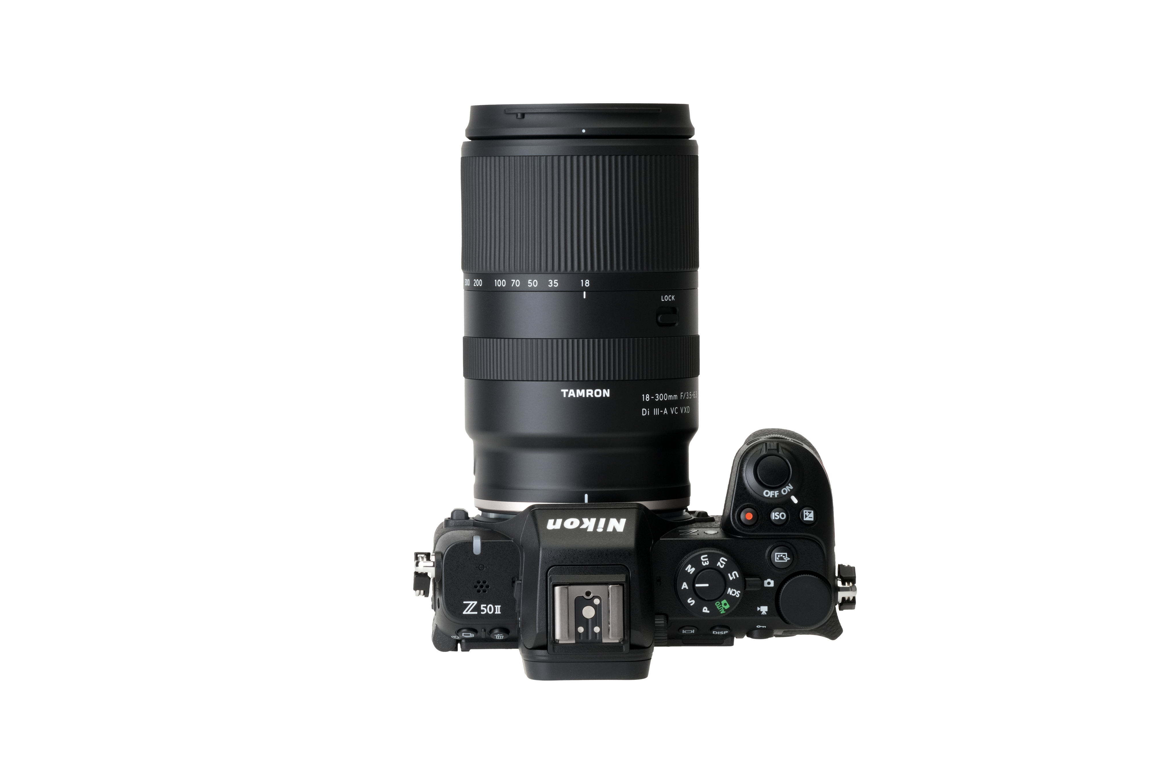 Draufsicht auf eine schwarze Nikon Z 50 II Kamera mit Tamron-Objektiv, vor weißem Hintergrund.