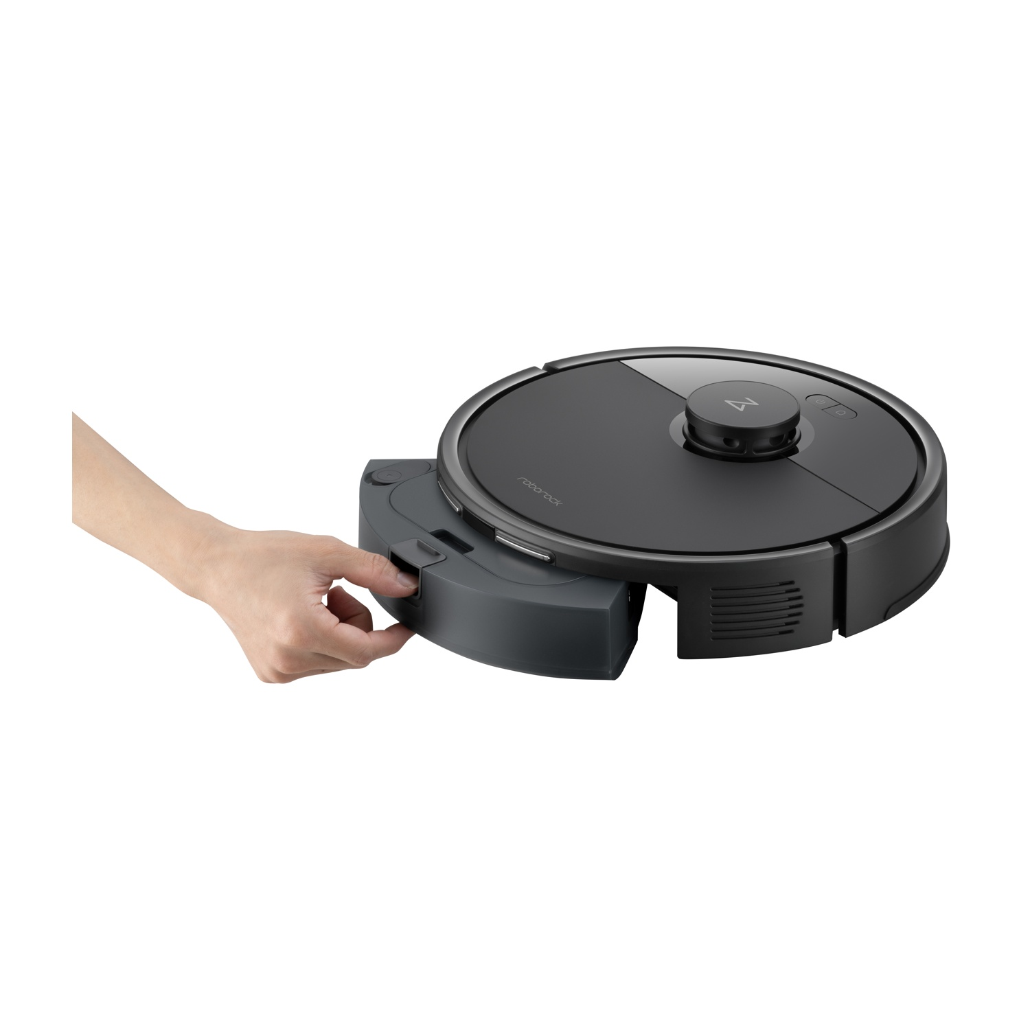 Una mano sta inserendo un bidone della spazzatura grigio scuro in un aspirapolvere robotico circolare nero.