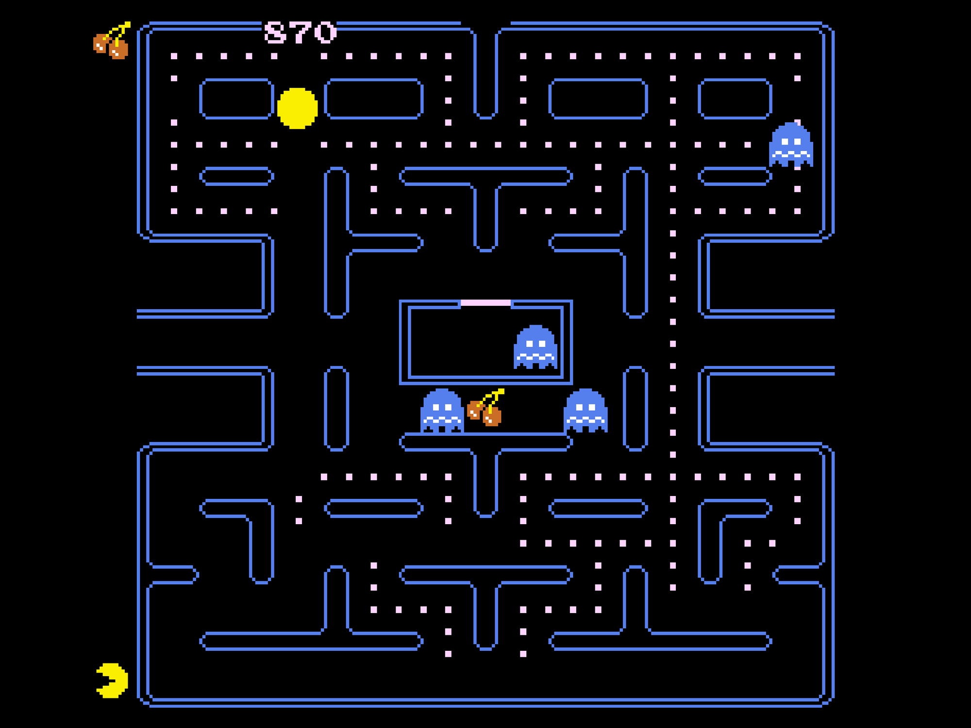 Ekran gry Pac-Man. Żółty Pac-Man jest w labiryncie z duchami, kropkami i wiśniami. Wyświetlany jest wynik 870.