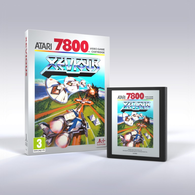 Pudełko i kartridż gry Atari 7800 Xevious. Grafika pudełka przedstawia statki kosmiczne, eksplozje i krajobraz. Kartridż ma podobny design.