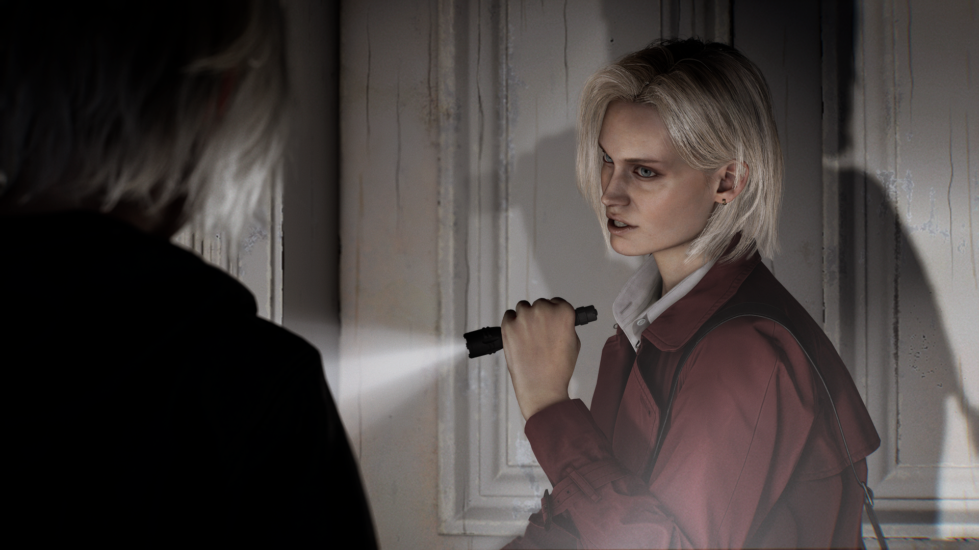 Kobieta w czerwonej kurtce trzyma latarkę, oświetlając ciemny pokój. Druga osoba jest w cieniu.