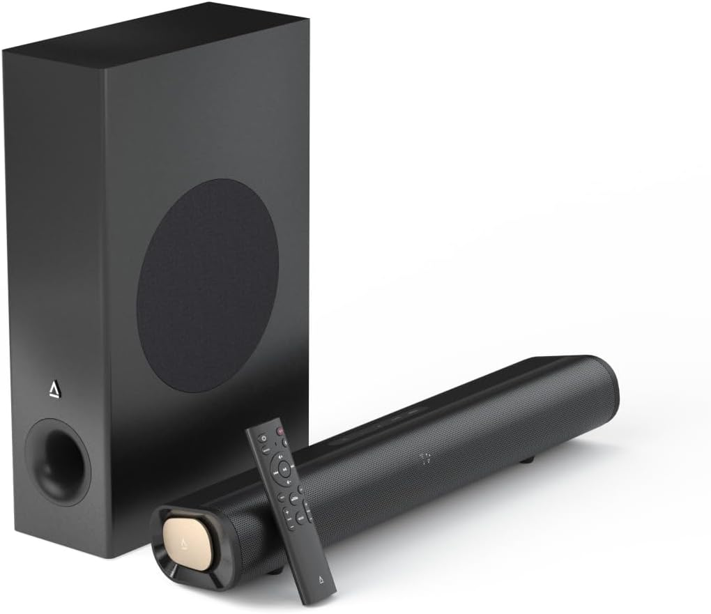 Un sistema de sonido negro con subwoofer, barra de sonido y control remoto sobre un fondo blanco.