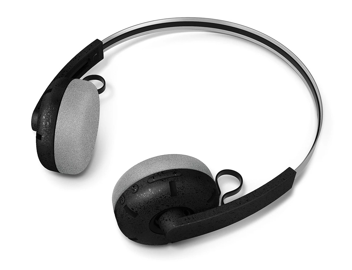 Słuchawki z szarymi nausznikami i czarną ramą. Pałąk jest srebrny z czarnym paskiem. Tło jest białe.