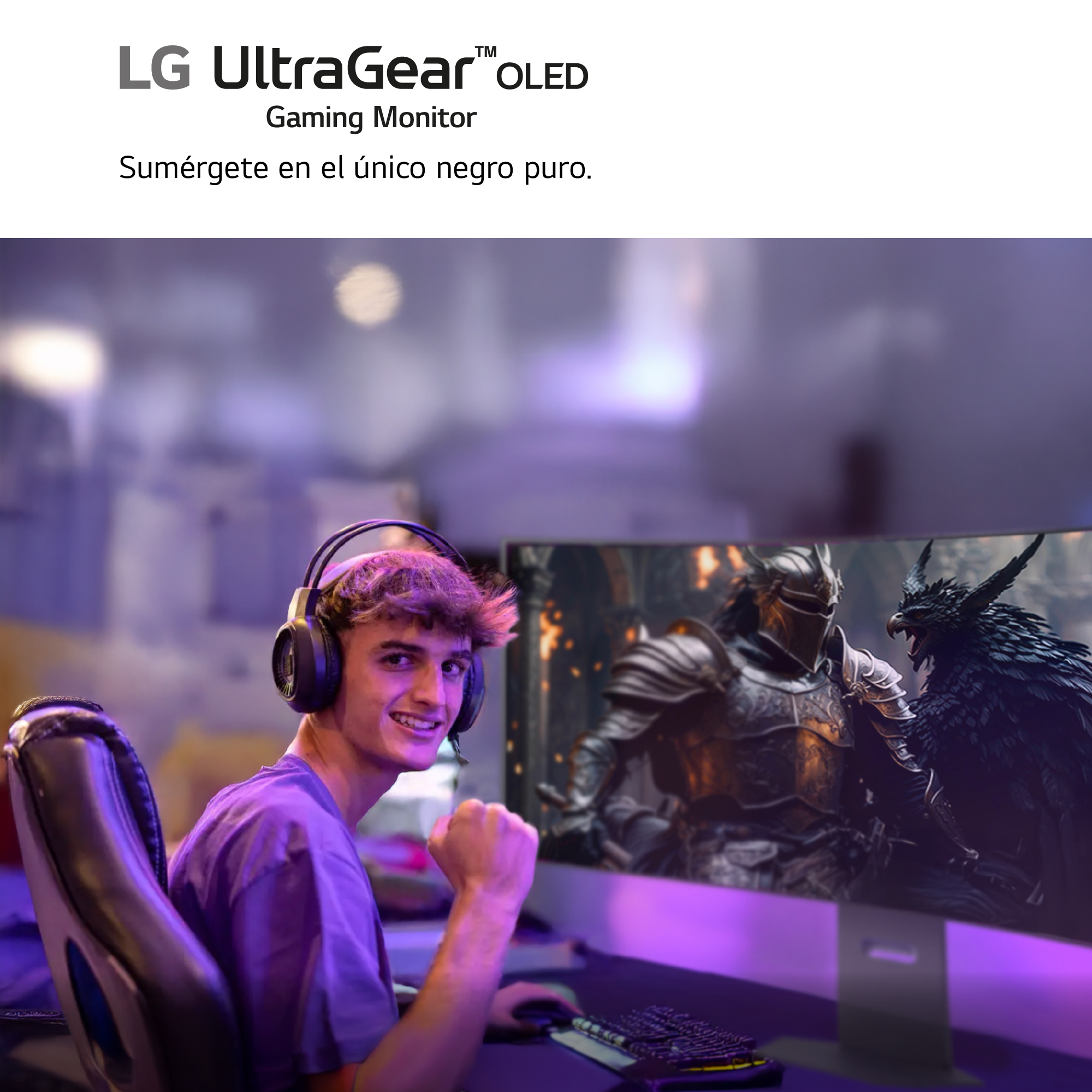 Joven con auriculares sonríe, jugando en un monitor curvo. Levanta el puño en señal de emoción.