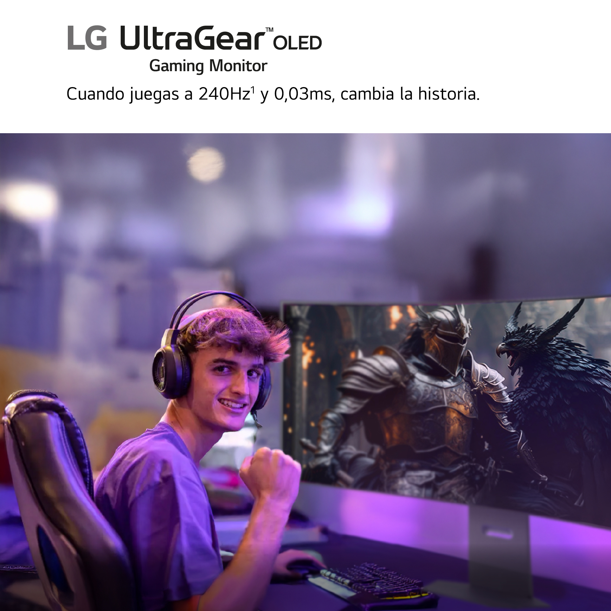 Un joven con auriculares está jugando. Sonríe y mira la pantalla. Monitor LG UltraGear OLED al fondo.
