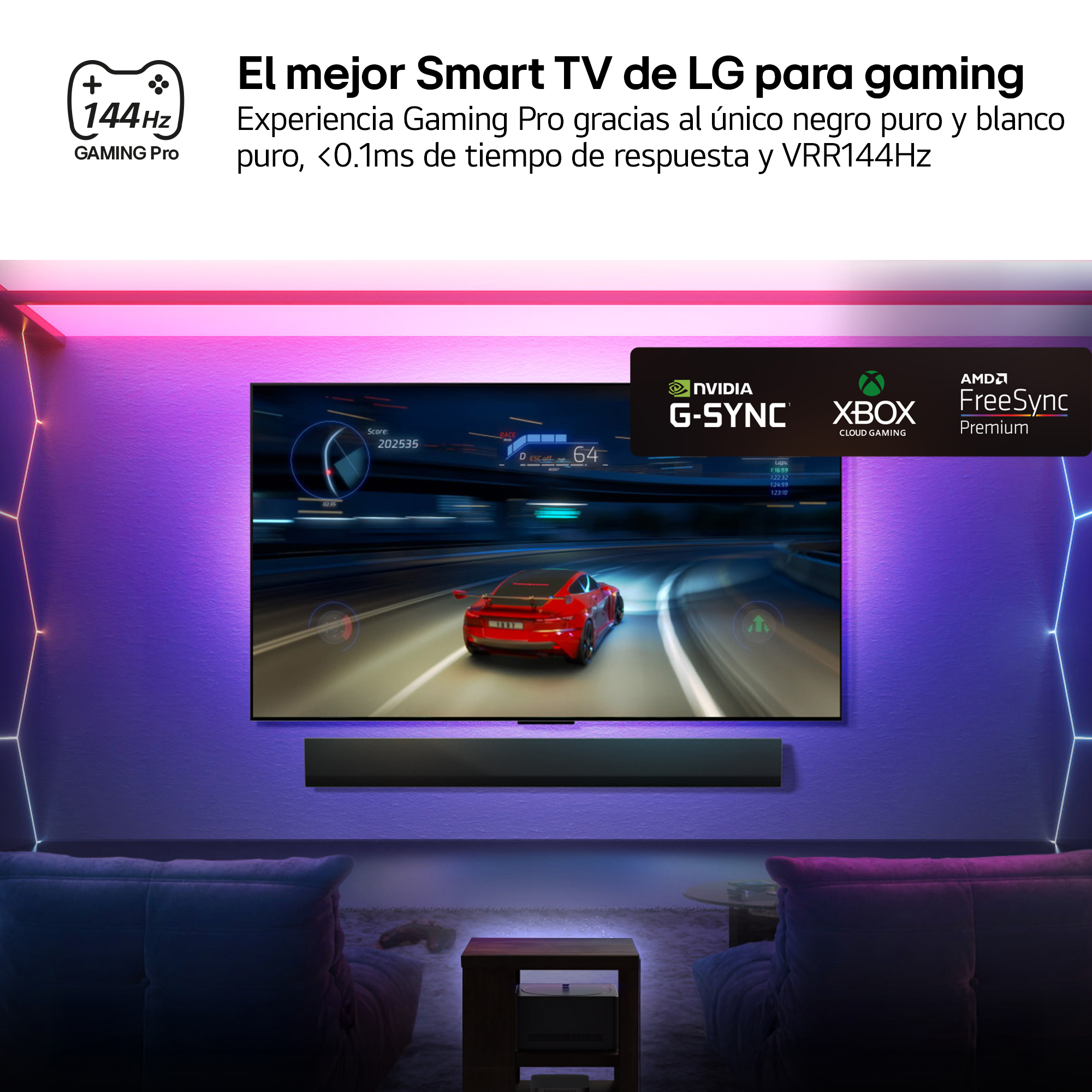 Un televisor muestra un juego de carreras. Un coche rojo corre en una pista. La habitación tiene sofás y una mesa.