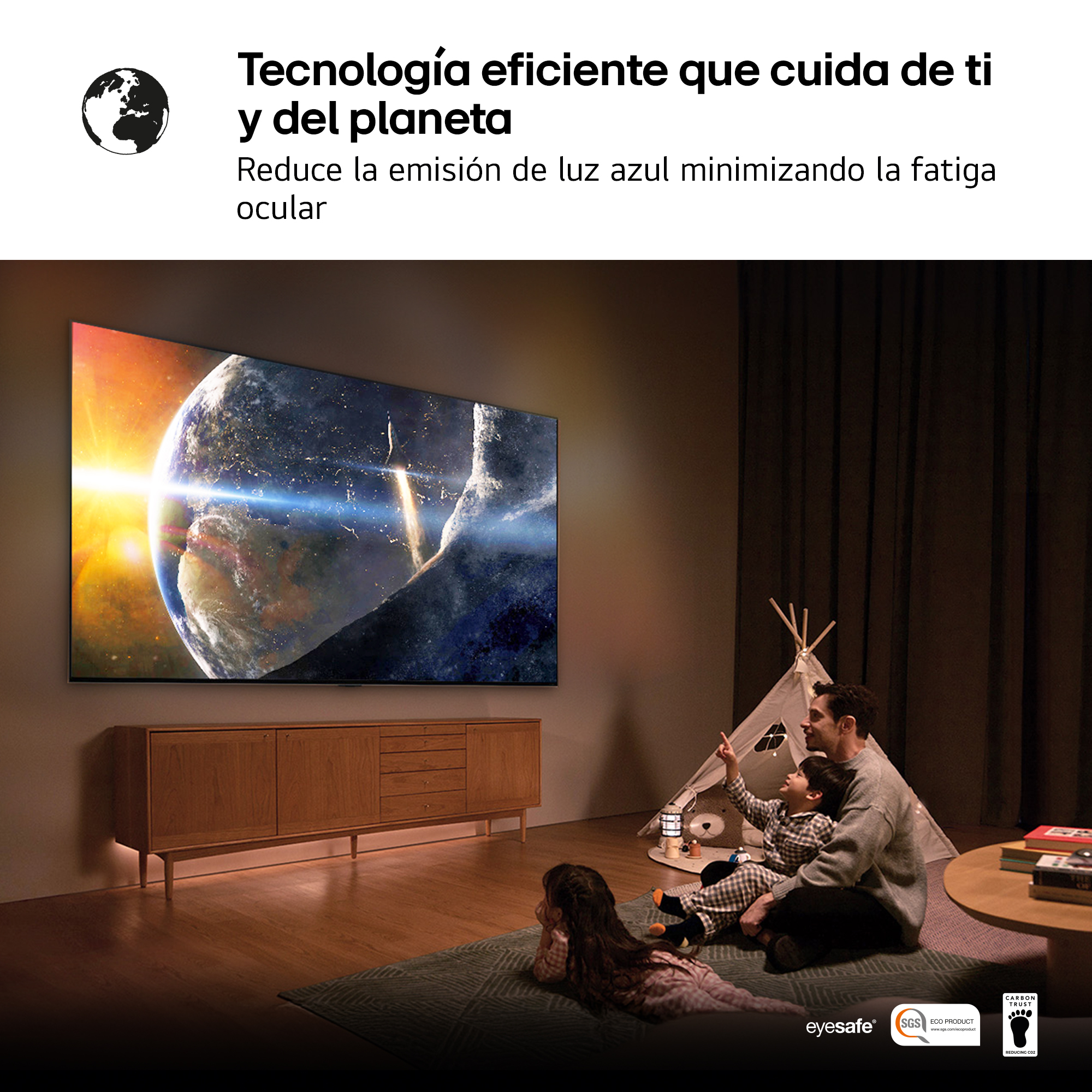 Familia viendo TV mostrando la Tierra. Hay una tienda india, mueble de madera y lámpara de oso. Texto: 'tecnología eficiente'.