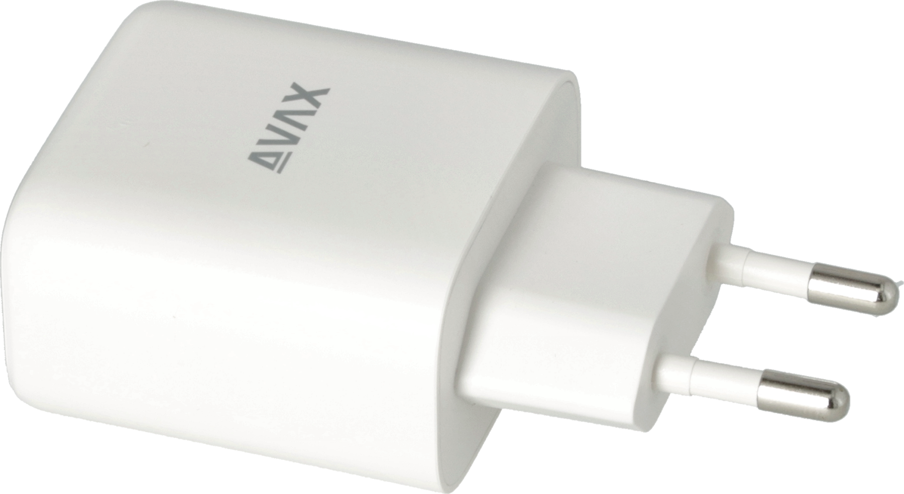 Egy fehér AVX töltőadapter. Két fémcsapja és egy szürke logója van. A kép fekete háttér előtt látható.