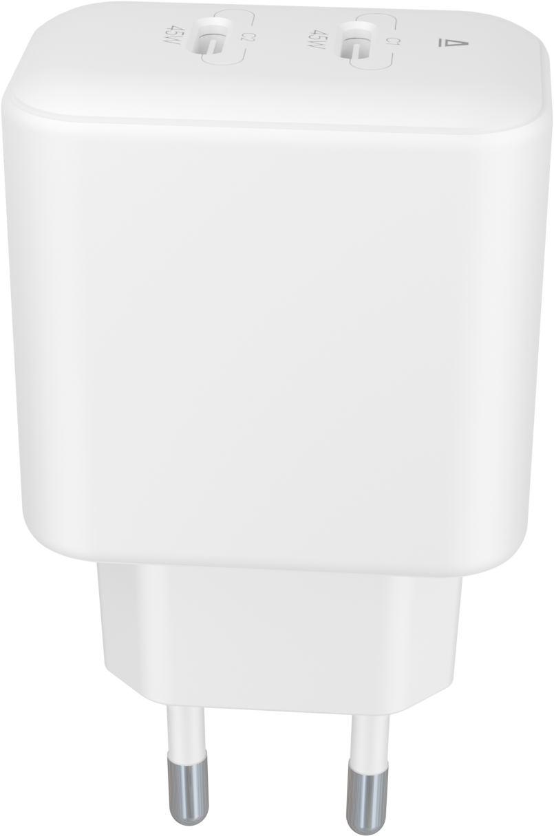 Fehér hálózati adapter két 45W-os USB-C porttal és kétpólusú dugóval. Fekete háttér előtt.