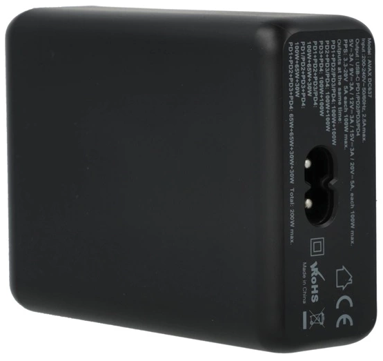 Fekete hálózati adapter fehér szöveggel. Kétpólusú bemenettel és több USB-C kimenettel rendelkezik. Információs címkék láthatók.