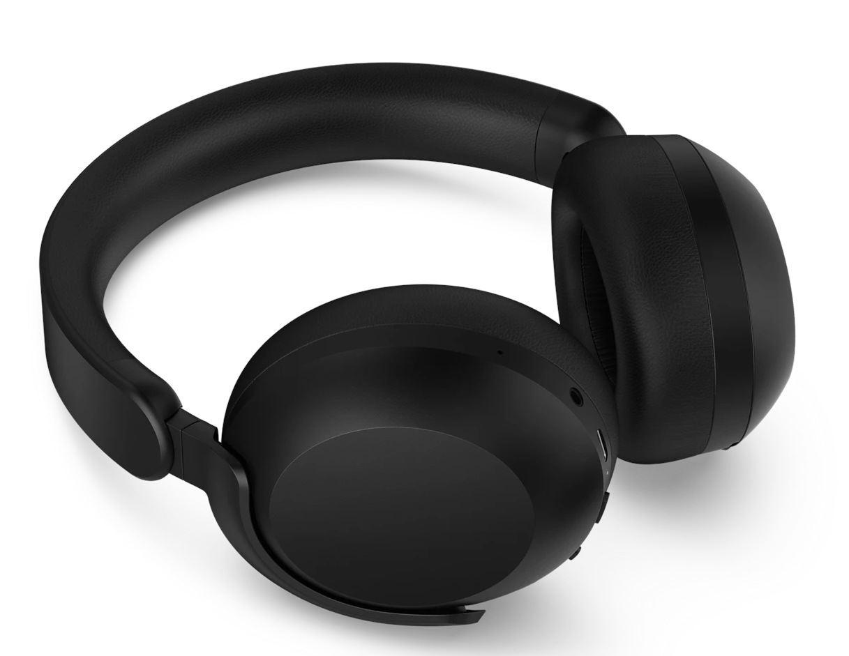 Czarne słuchawki nauszne na białym tle. Słuchawki są zakrzywione, pokazując nauszniki i pałąk.