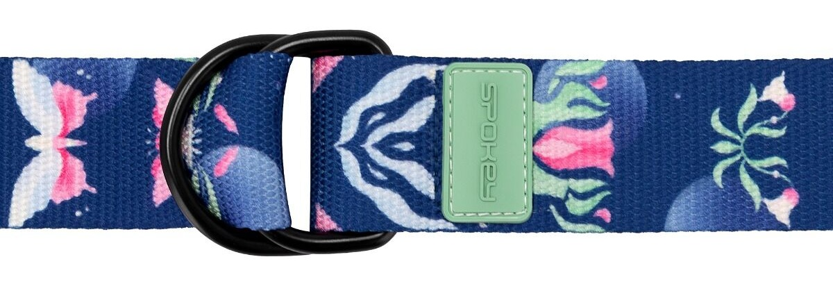 Zbliżenie niebieskiej obroży dla psa ze wzorem z czarnym metalowym kółkiem. Posiada wzory kwiatowe i motyle.