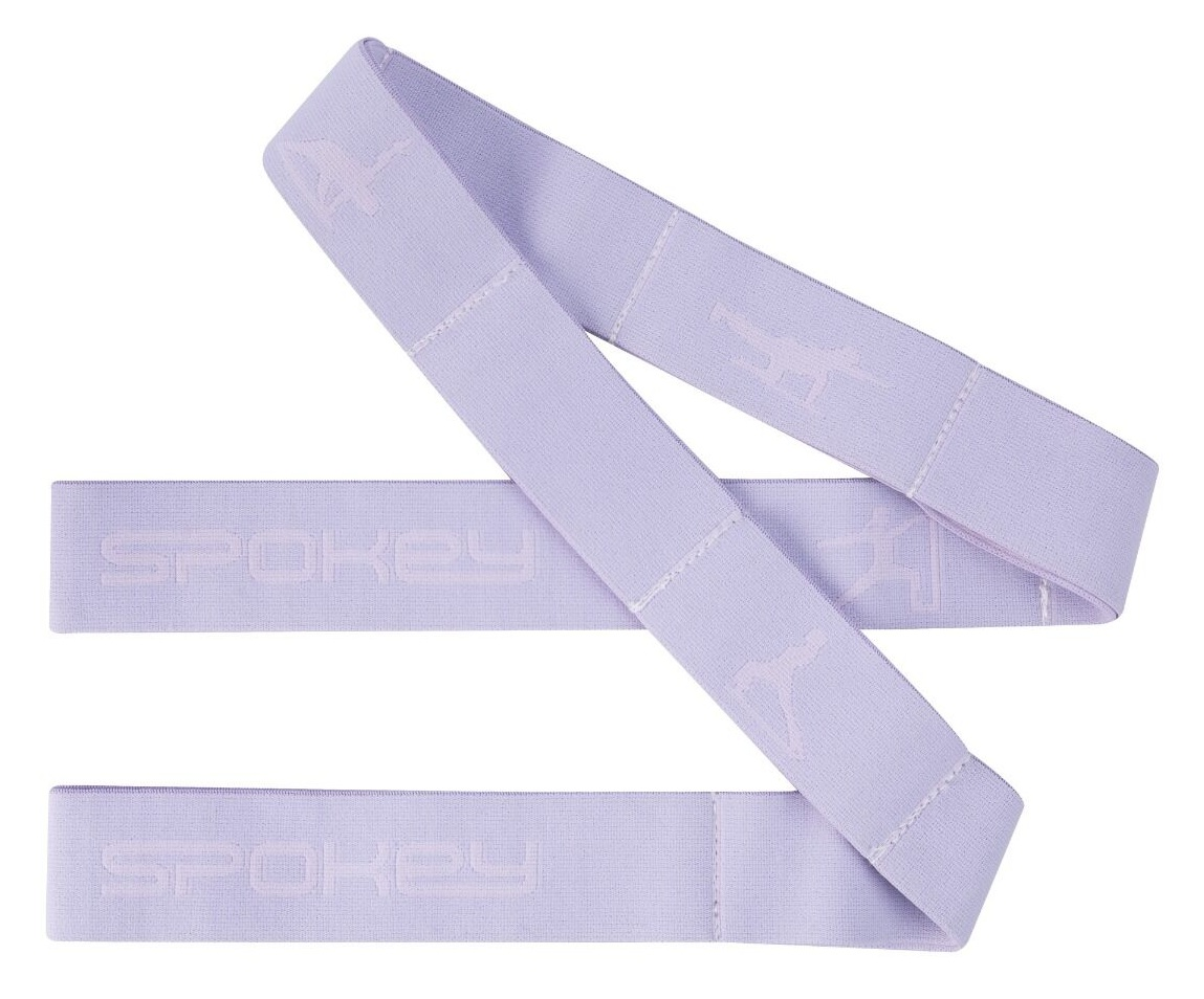 Jasnofioletowa taśma oporowa Spokey. Taśma ma logo i ikonę osoby. Jest złożona i umieszczona na białym tle.