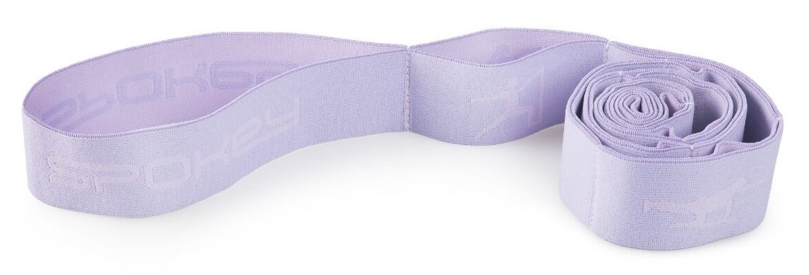 Pokazana jest jasnofioletowa opaska do ćwiczeń, częściowo zwinięta. Opaska jest rozciągnięta i widoczne jest logo.