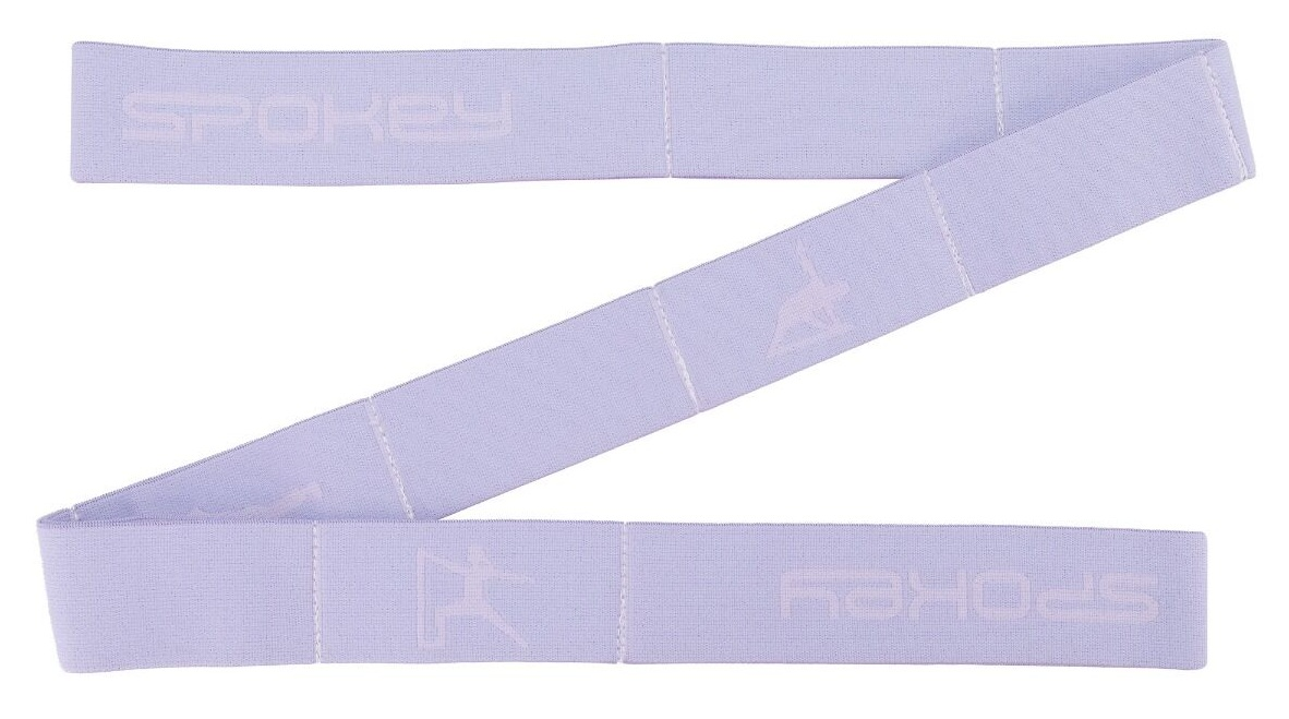Pokazana jest jasnofioletowa opaska oporowa Spokey z nazwą marki. Jest ułożona w kształcie litery Z.