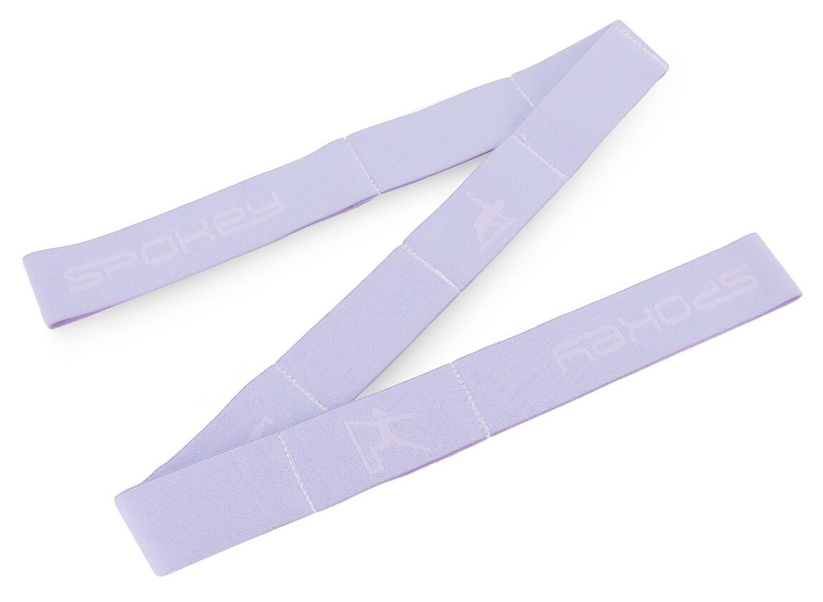 Jasnofioletowa taśma oporowa Spokey leży po przekątnej. Nazwa marki i postać są wydrukowane na taśmie.