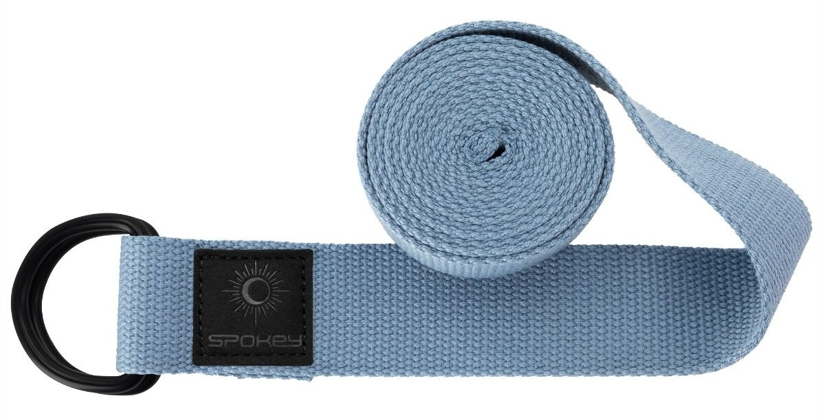Jasnoniebieski pasek do jogi zwinięty w rulon. Ma czarny pierścień i czarną etykietę z napisem Spokey.