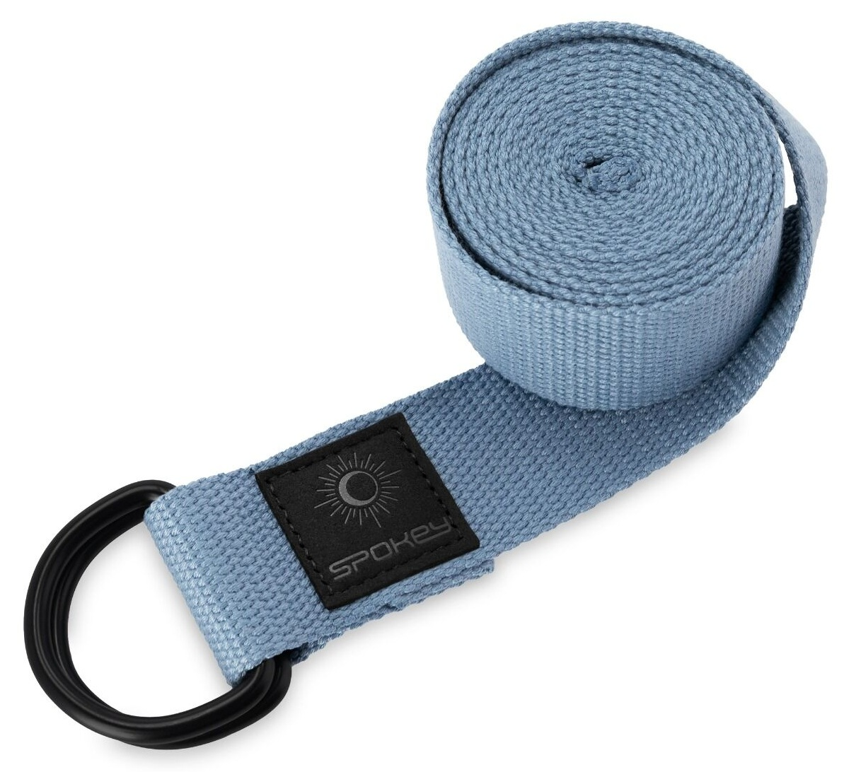 Jasnoniebieski pasek do jogi zwinięty w rulon, z czarnym kółkiem D i czarną etykietą z logo słońca.