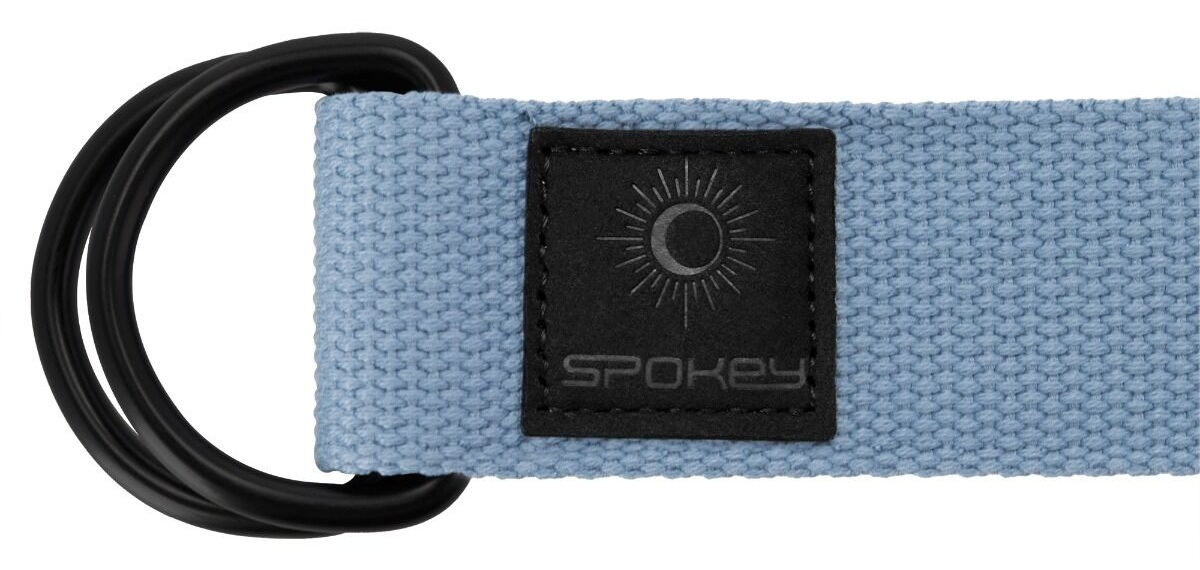 Zbliżenie niebieskiego paska z czarnym pierścieniem i czarną etykietą z logo 'Spokey'.