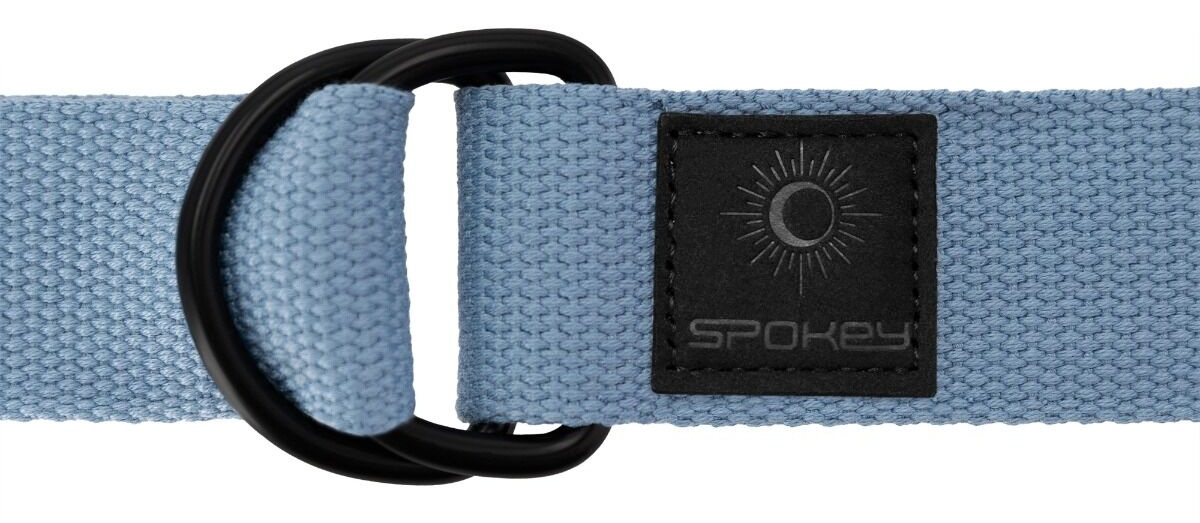 Zbliżenie niebieskiego paska z czarnymi metalowymi pierścieniami i czarną etykietą z logo słońca i marką 'Spokey'.