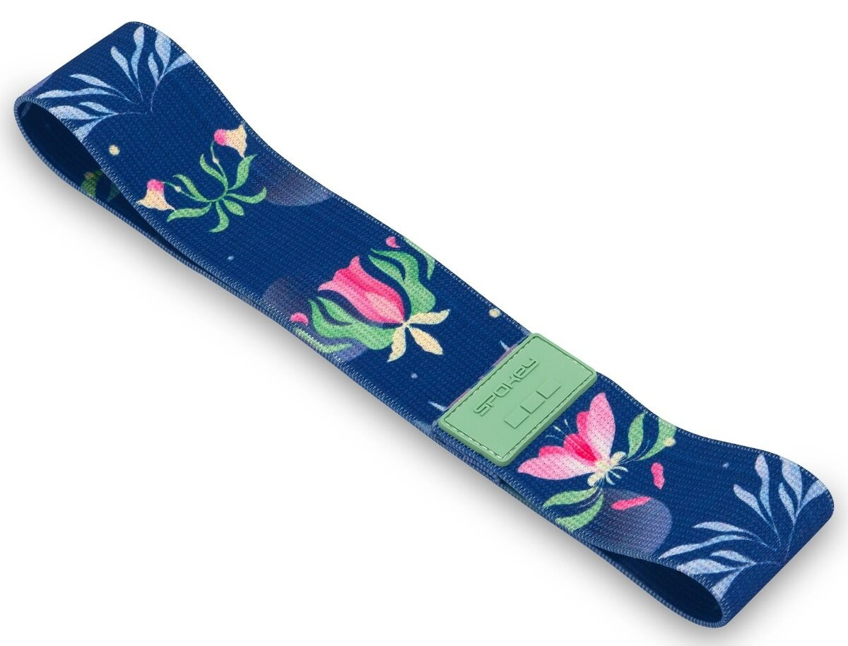Niebieska taśma oporowa z kwiatowym wzorem. Widoczne są różowe i żółte kwiaty, a także zielone detale. Zielona etykieta pokazuje nazwę marki.