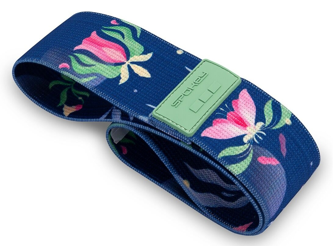 Niebieska taśma oporowa we wzory kwiatowe. Zawiera różowe i zielone kwiaty, zielony prostokąt z białym tekstem. Jest złożona.