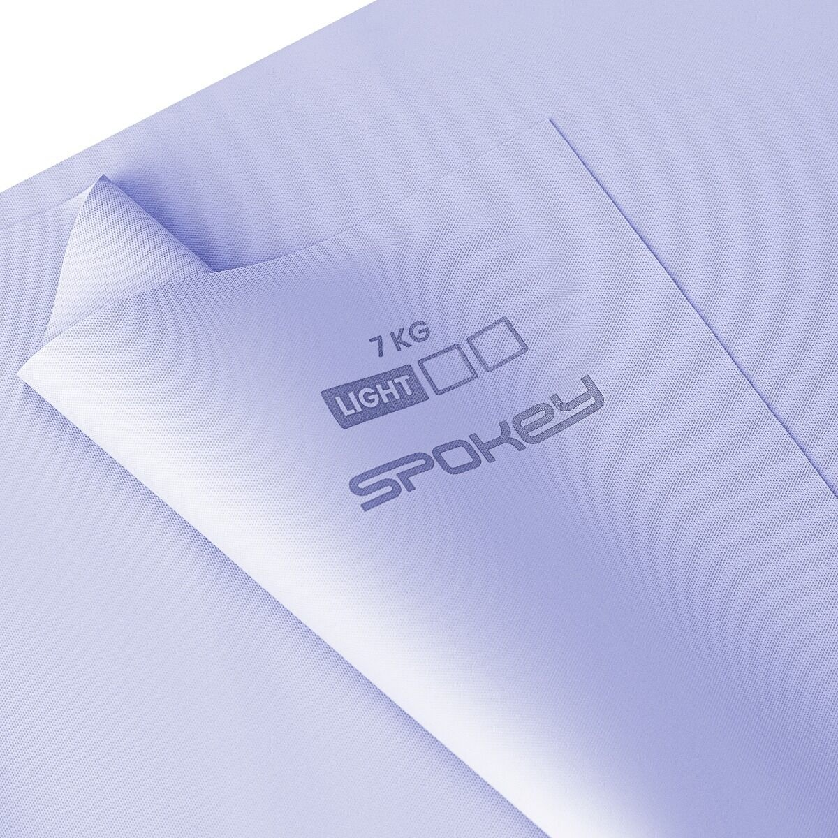 Jasnofioletowa mata Spokey złożona w rogu. Widoczny napis '7 KG LIGHT' i nazwa marki.