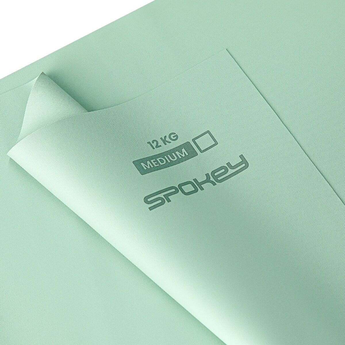 Jasnozielona mata do ćwiczeń Spokey z tekstem: 12 KG, MEDIUM i nazwą marki. Mata jest częściowo zwinięta.