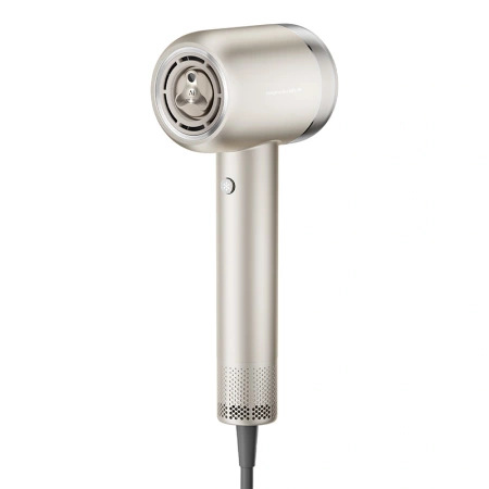 Złota suszarka do włosów na białym tle. Ma cylindryczny uchwyt i okrągłą głowicę z otworem z siatki. Kabel zasilający na dole.