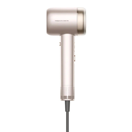 Beżowa i złota suszarka do włosów, z długim uchwytem i kwadratową głowicą. Ma przewód zasilający wychodzący z podstawy, na białym tle.