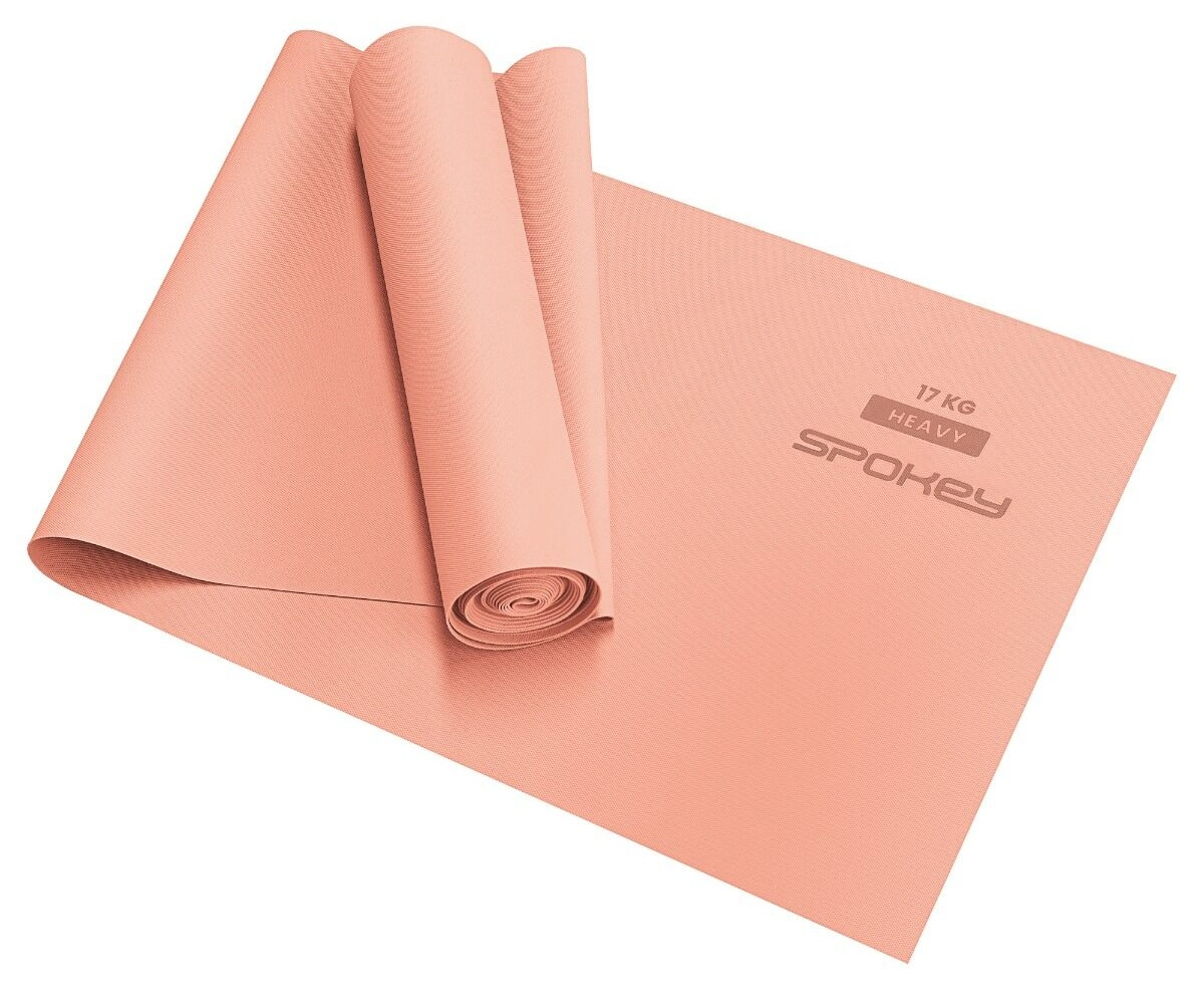 Brzoskwiniowa mata do jogi, częściowo zwinięta. Widoczna nazwa marki Spokey. Mata jest oznaczona jako 17 KG Heavy.
