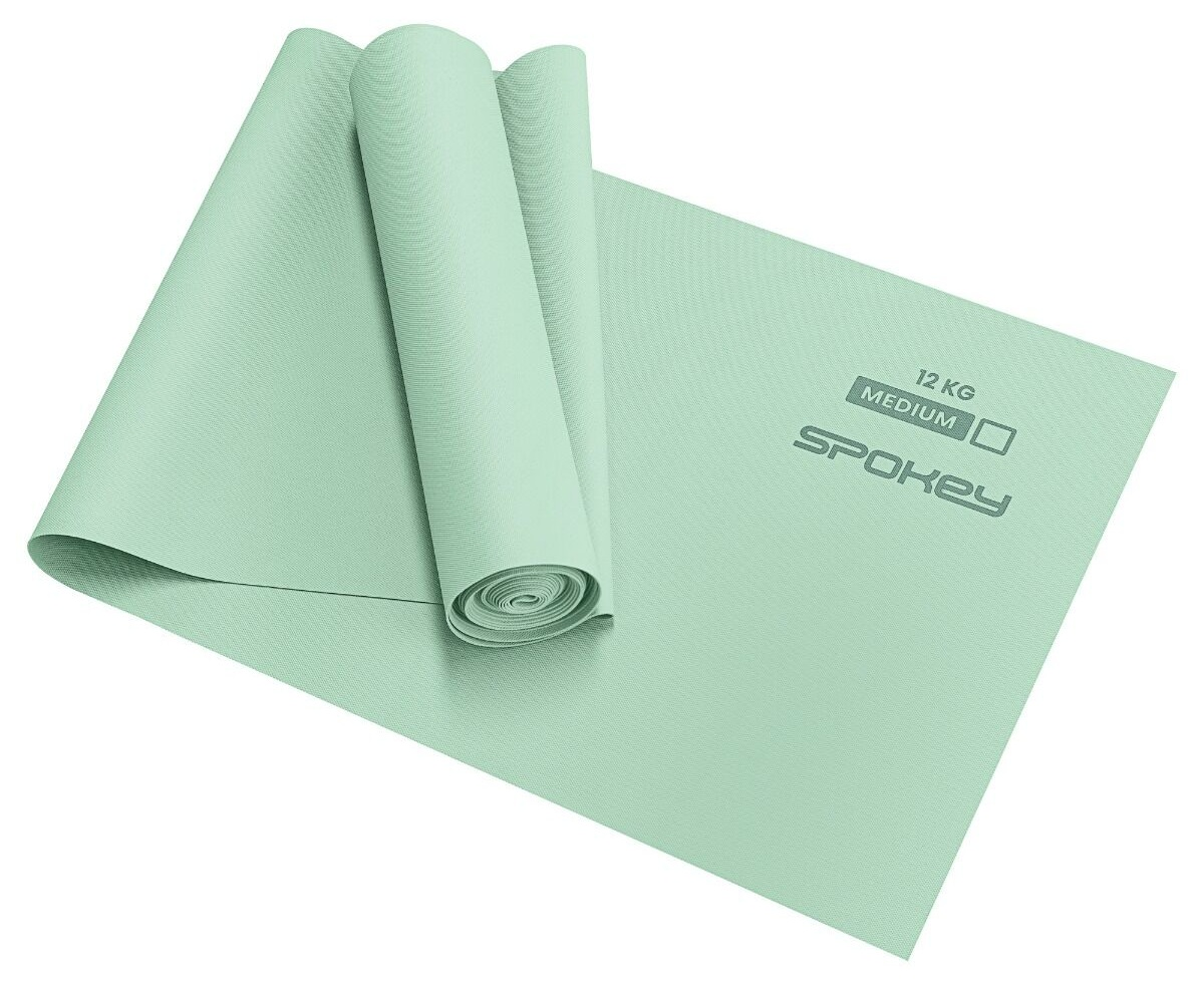 Jasnozielona mata do jogi Spokey, częściowo zwinięta. Tekst na macie to '12 KG', 'MEDIUM' i nazwa marki. Białe tło.