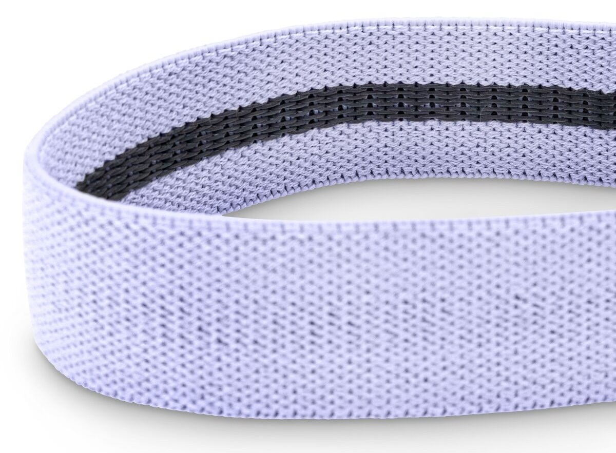 Zbliżenie jasnofioletowej taśmy oporowej z czarnym paskiem. Opaska jest dzianinowa i ma białe tło.